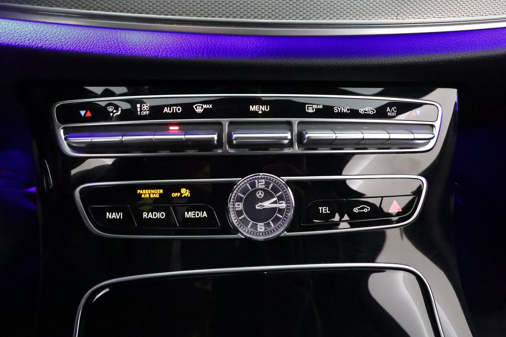 Mercedes-Benz E 2017 220d T A Premium Business AMG - Peruutuskamera / Vetokoukku / Nahka-Alcantara Sporttipenkit / Lohko & Sisäpistoke / Night / Comand Navi / Led High Performance!