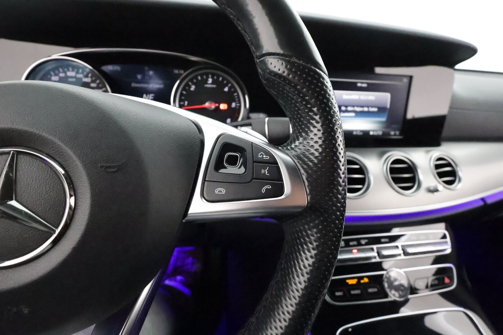 Mercedes-Benz E 2017 220d T A Premium Business AMG - Peruutuskamera / Vetokoukku / Nahka-Alcantara Sporttipenkit / Lohko & Sisäpistoke / Night / Comand Navi / Led High Performance!