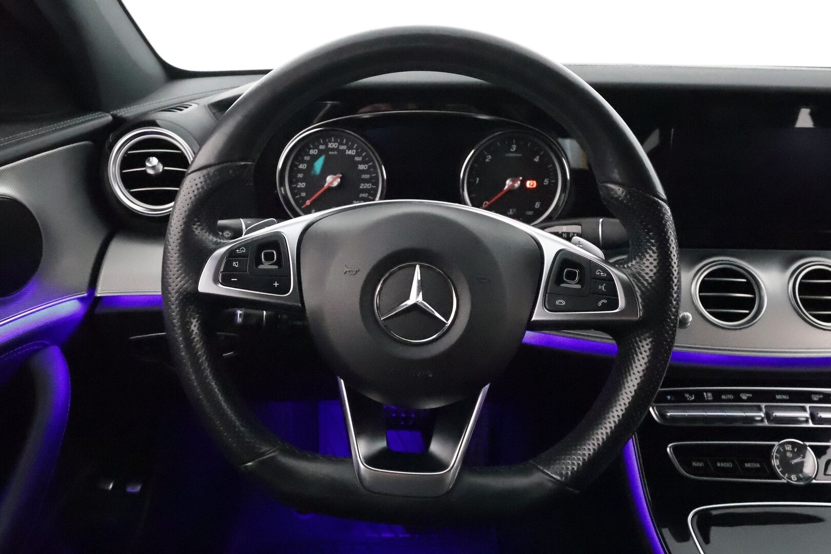 Mercedes-Benz E 2017 220d T A Premium Business AMG - Peruutuskamera / Vetokoukku / Nahka-Alcantara Sporttipenkit / Lohko & Sisäpistoke / Night / Comand Navi / Led High Performance!