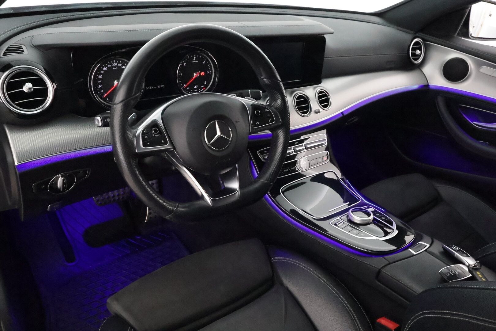 Mercedes-Benz E 2017 220d T A Premium Business AMG - Peruutuskamera / Vetokoukku / Nahka-Alcantara Sporttipenkit / Lohko & Sisäpistoke / Night / Comand Navi / Led High Performance!
