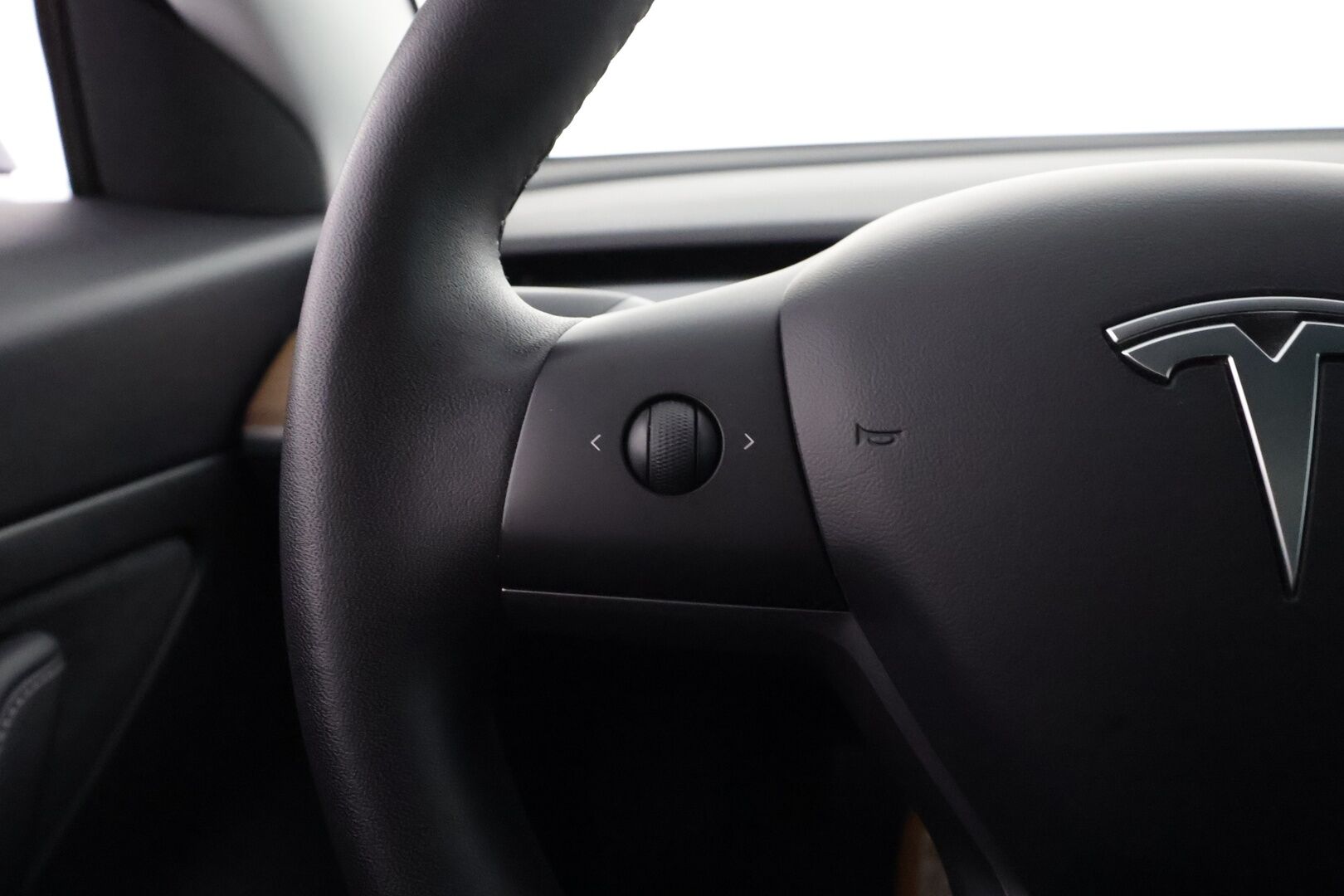 Tesla Model 3 2020 Standard Range Plus - | ACC | Lasikatto | Sähkönahat | Muistipenkki | LED | P.kamera ja tutkat | Autosteer | RCTA | Premium kaiuttimet | 2x renkaat aluin | 
