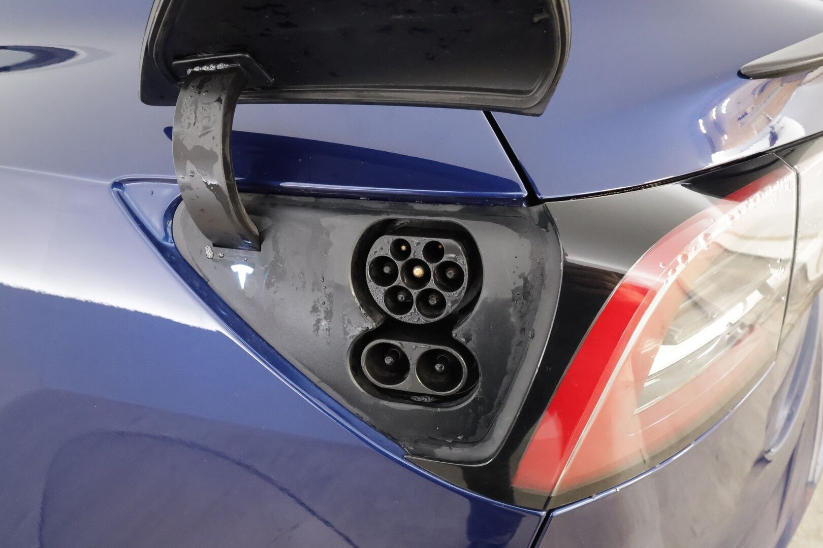 Tesla Model 3 2020 Performance * Suomi-auto / Lasikatto / Premium Audio / Vaaleat nahat / P.kamera * - Akku kuntotarkastettu SoH 95,5% / Kahdet renkaat aluvanteilla - HULLUT AVAJAISHULINAT KORKOTARJOUS 3,29 %