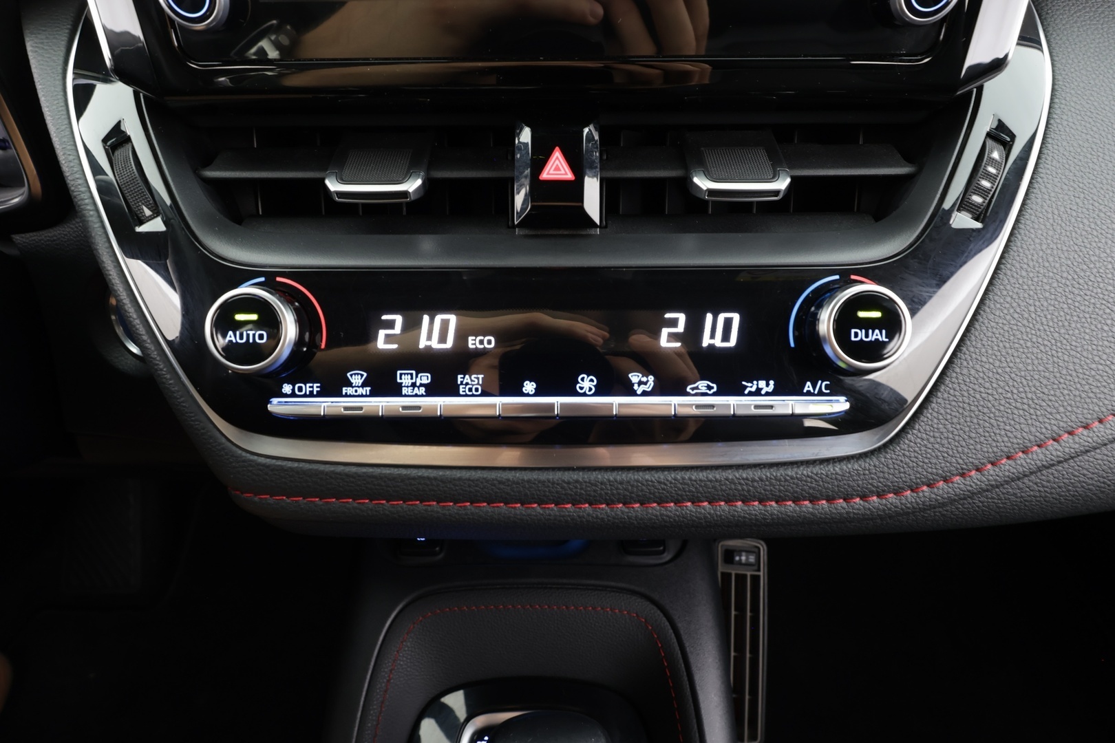 Toyota Corolla 2020 Touring Sports 1,8 Hybrid Style - | Koukku | ACC | LED | P.Kamera | Sisätilanlämmitin | Navi | Kaistavahti | Keyless | Ratinlämmitys | Apple&Android | Kahdet renkaat | Merkkihuollot | Suomi-auto |