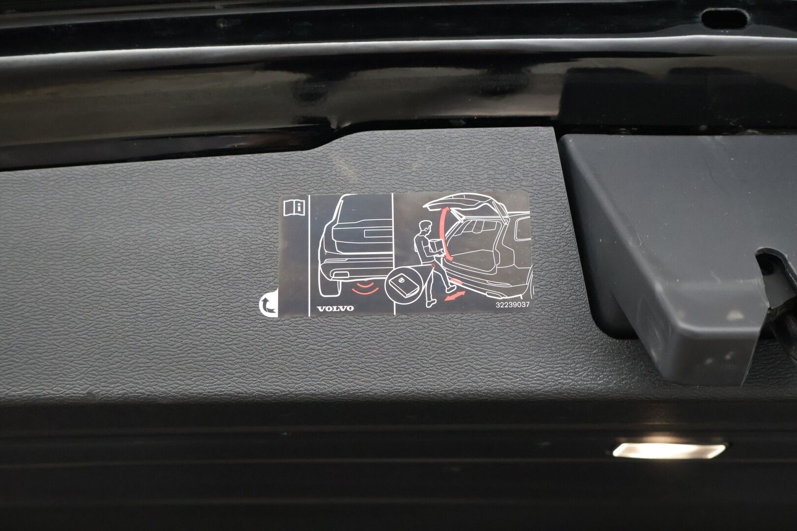 Volvo V60 2020 D3 AWD Business aut *MYYDÄÄN HUUTOKAUPAT.COM*