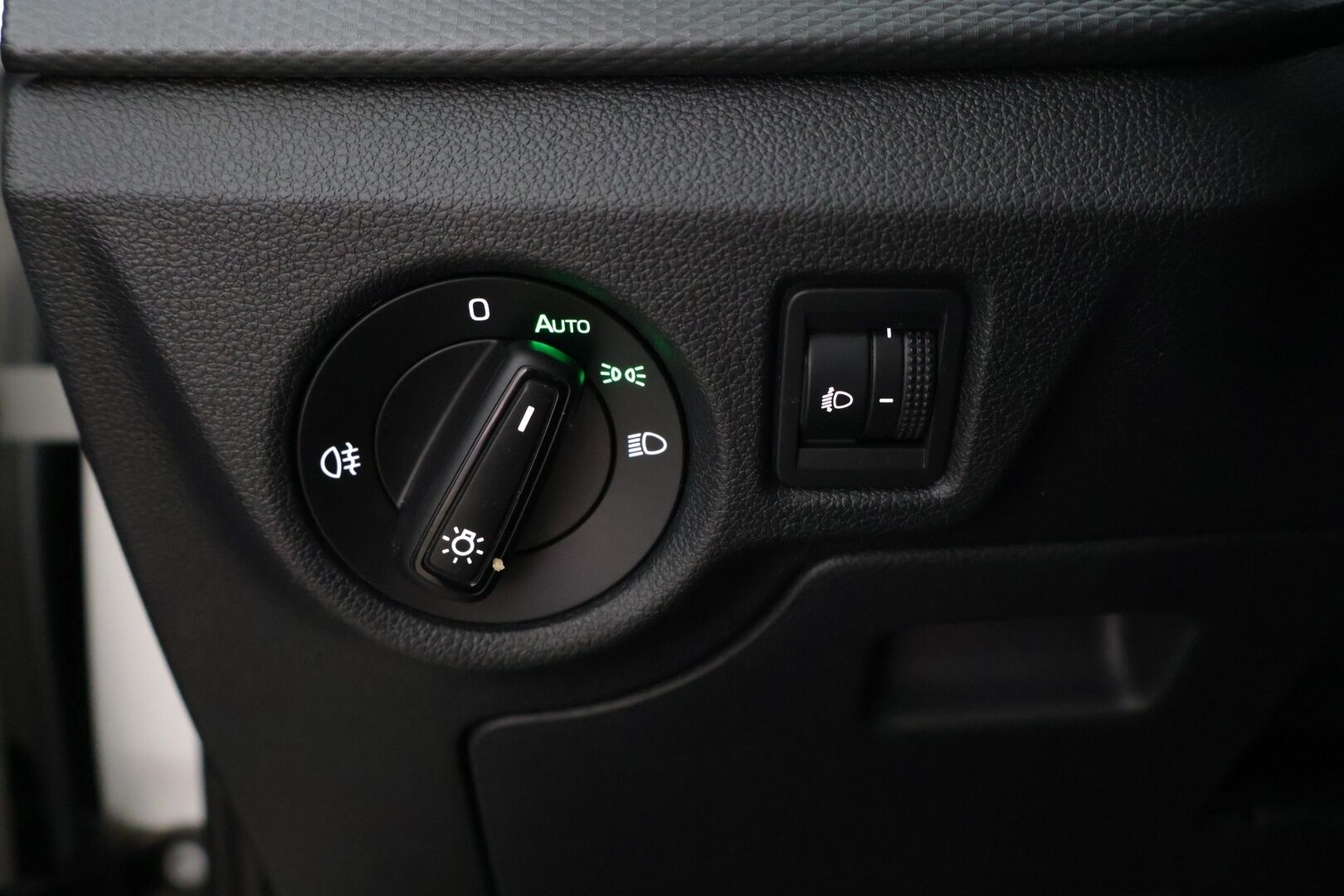 Skoda Kamiq 2020 1,0 TSI G-TEC Ambition **Lohko / SmartLink / Vakkari / Lane assist** - Kahdet renkaat vanteineen / Ratinlämmitys - Osta nyt, maksa vasta ensi vuonna