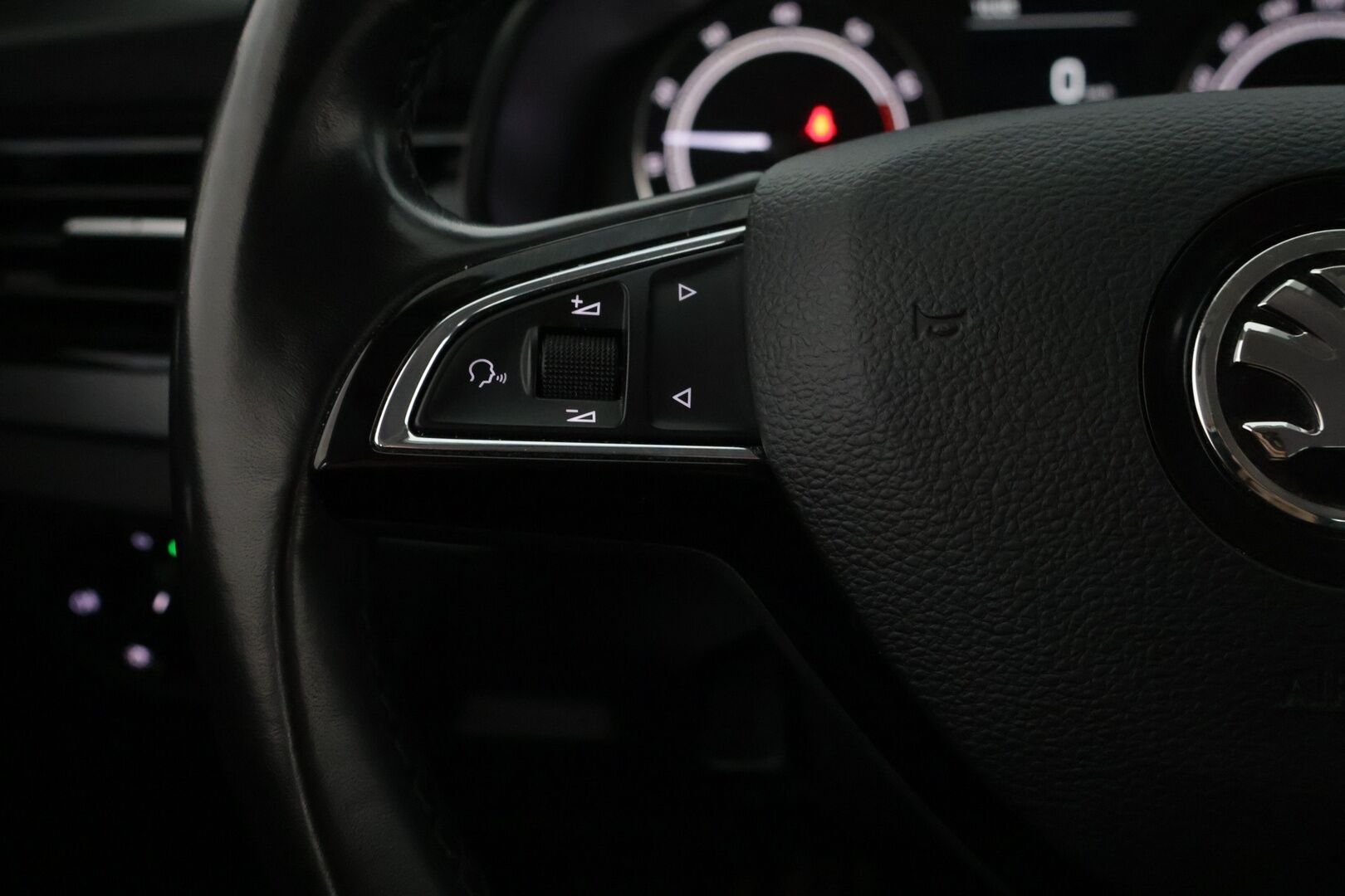 Skoda Kamiq 2020 1,0 TSI G-TEC Ambition **Lohko / SmartLink / Vakkari / Lane assist** - Kahdet renkaat vanteineen / Ratinlämmitys - Osta nyt, maksa vasta ensi vuonna