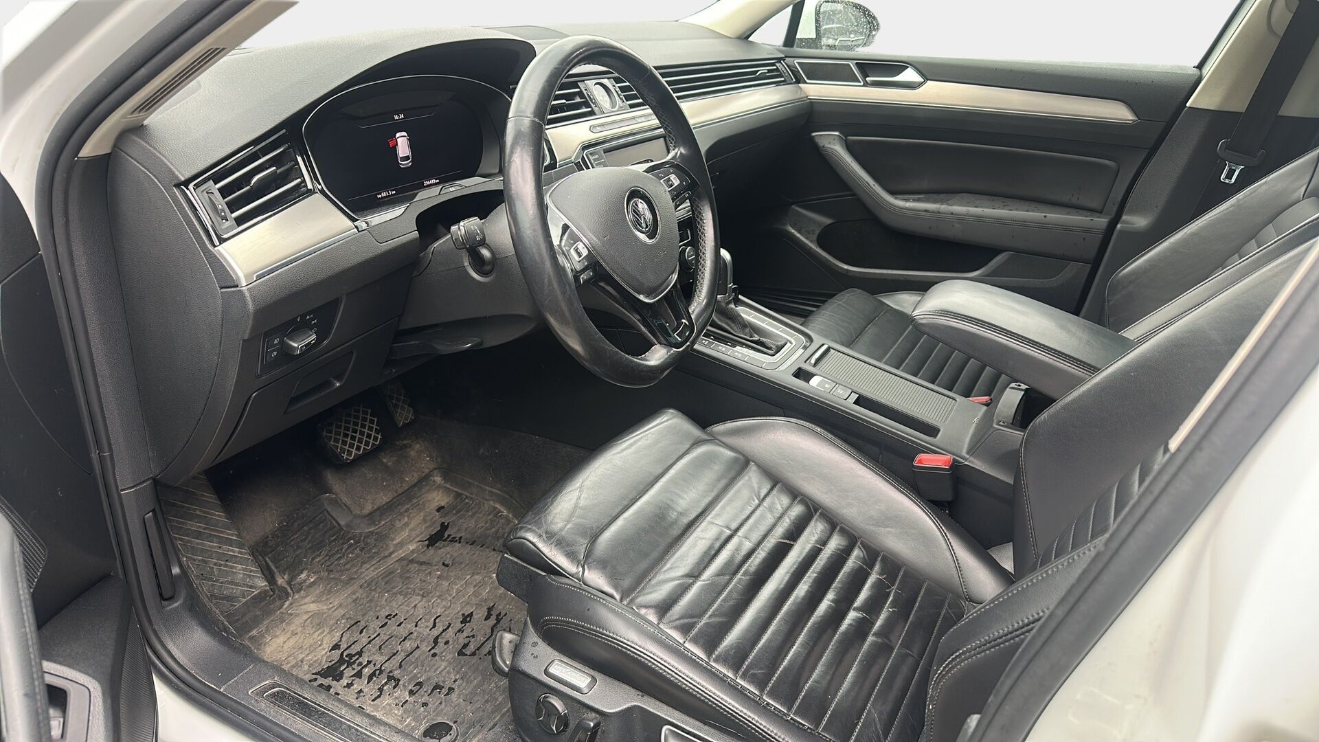 Volkswagen Passat 2016 Variant Highline 2,0 TDI 140 kW (190 hv) BlueMotion Technology DSG - Ergo penkit | Webasto | Digimittari | Vetokoukku | Acc | Keyless | Runsaasti huollettu 