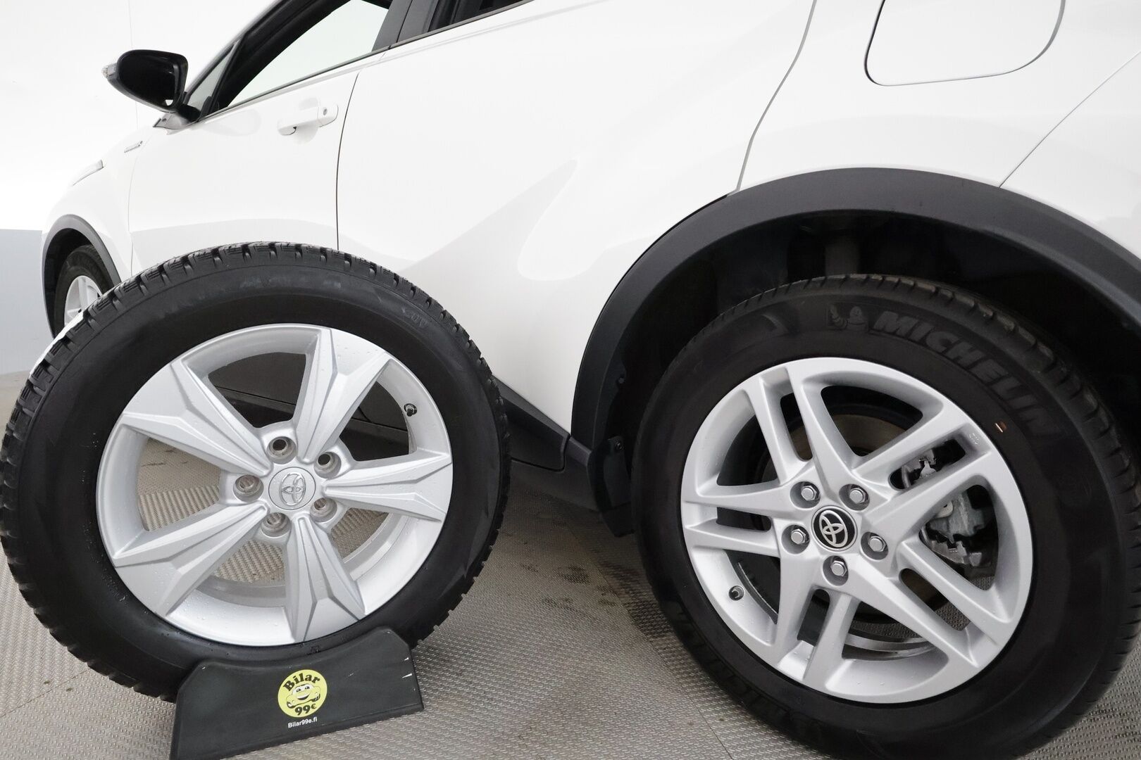 Toyota C-HR 2020 1,8 Hybrid Active **ACC / P.kamera / LED / Navi / KeylessGo / Apple&Android** - 1.Om Suomi-auto / Kahdet renkaat aluvanteilla