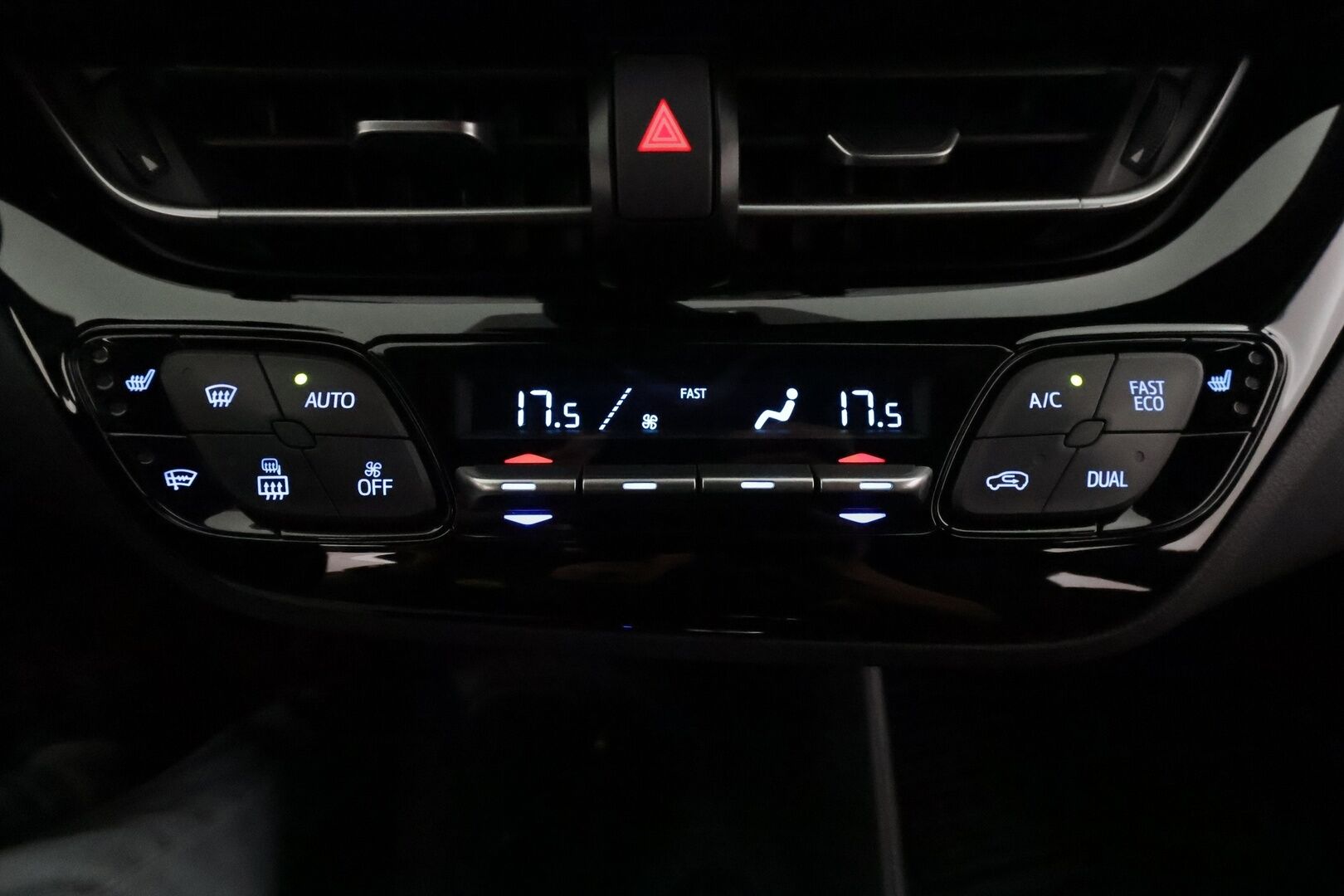 Toyota C-HR 2020 1,8 Hybrid Active **ACC / P.kamera / LED / Navi / KeylessGo / Apple&Android** - 1.Om Suomi-auto / Kahdet renkaat aluvanteilla