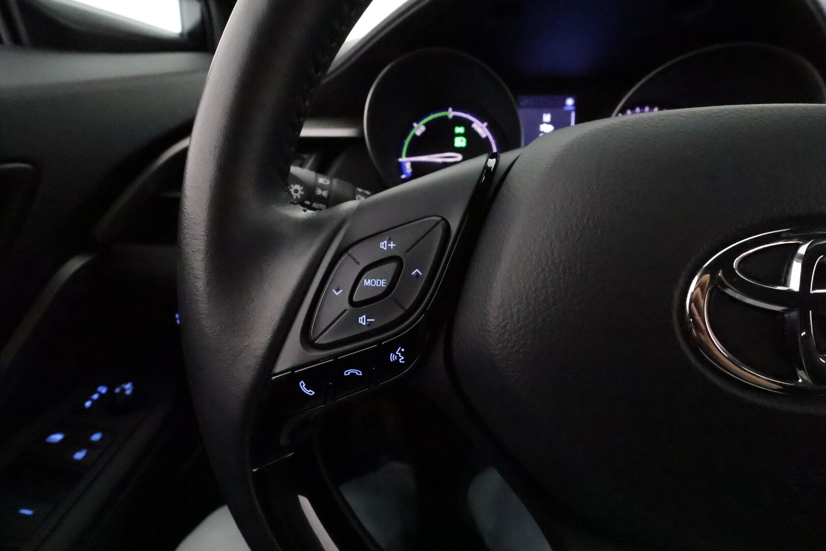 Toyota C-HR 2020 1,8 Hybrid Active **ACC / P.kamera / LED / Navi / KeylessGo / Apple&Android** - 1.Om Suomi-auto / Kahdet renkaat aluvanteilla