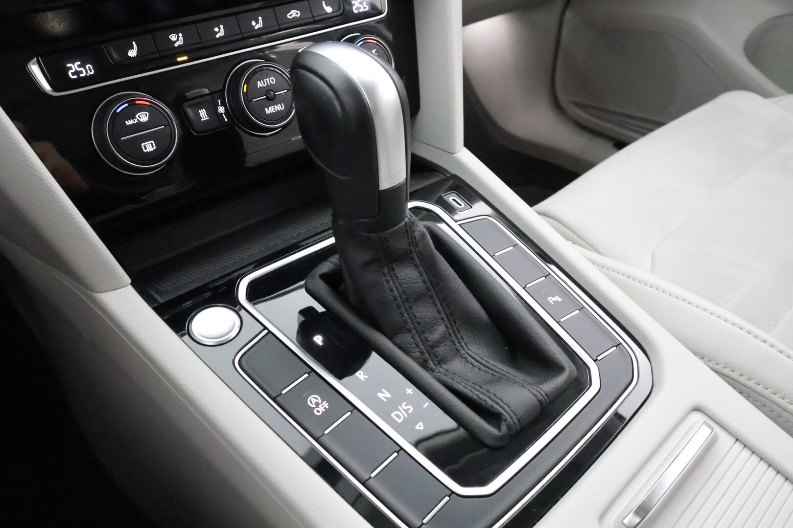 Volkswagen Passat 2020 Variant R-Line 1,5 TSI EVO 110 kW DSG * 1-om Suomi-auto / Webasto / ACC / P.kamera / Matrix-LED / Sähkökontti *