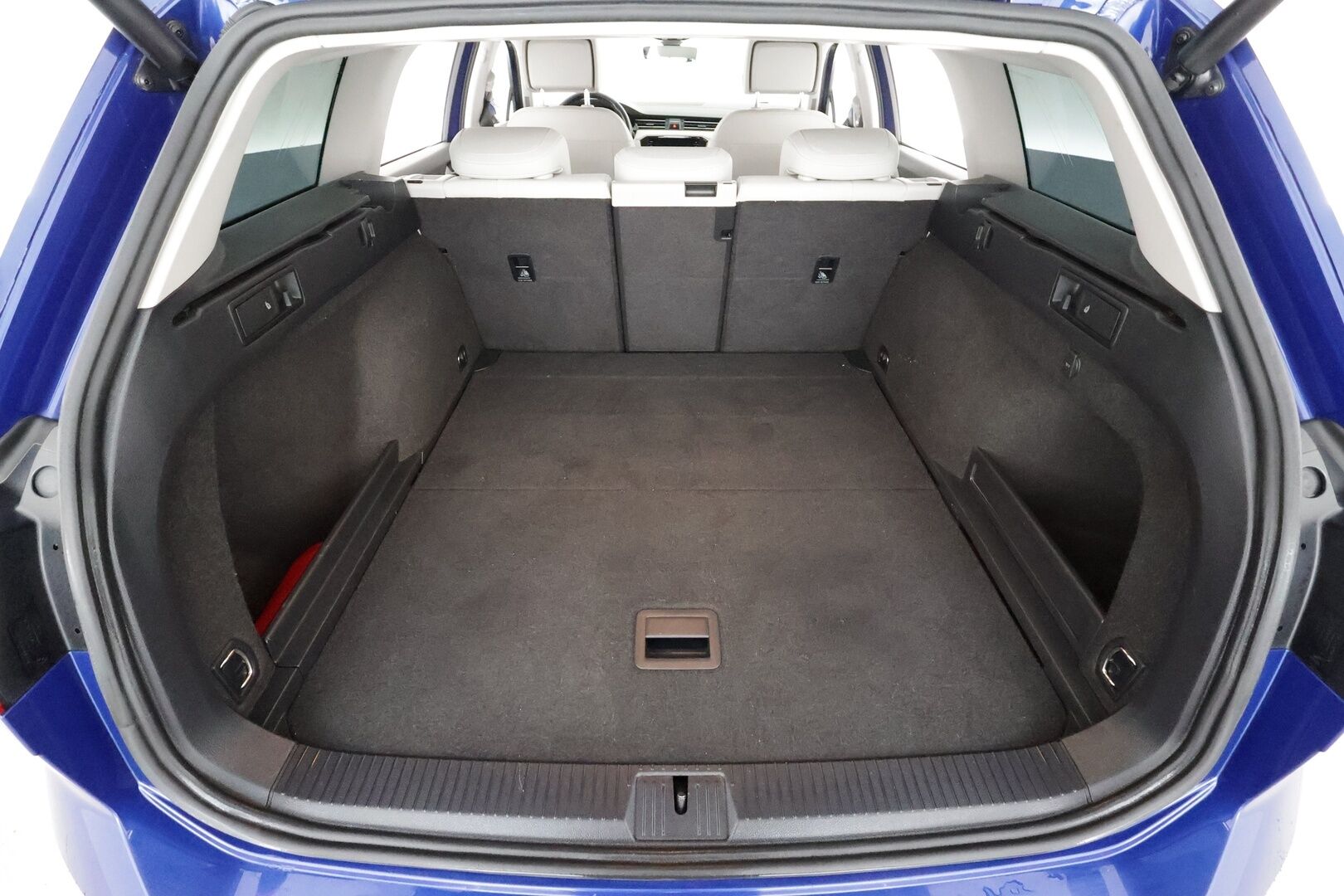 Volkswagen Passat 2020 Variant R-Line 1,5 TSI EVO 110 kW DSG * 1-om Suomi-auto / Webasto / ACC / P.kamera / Matrix-LED / Sähkökontti *