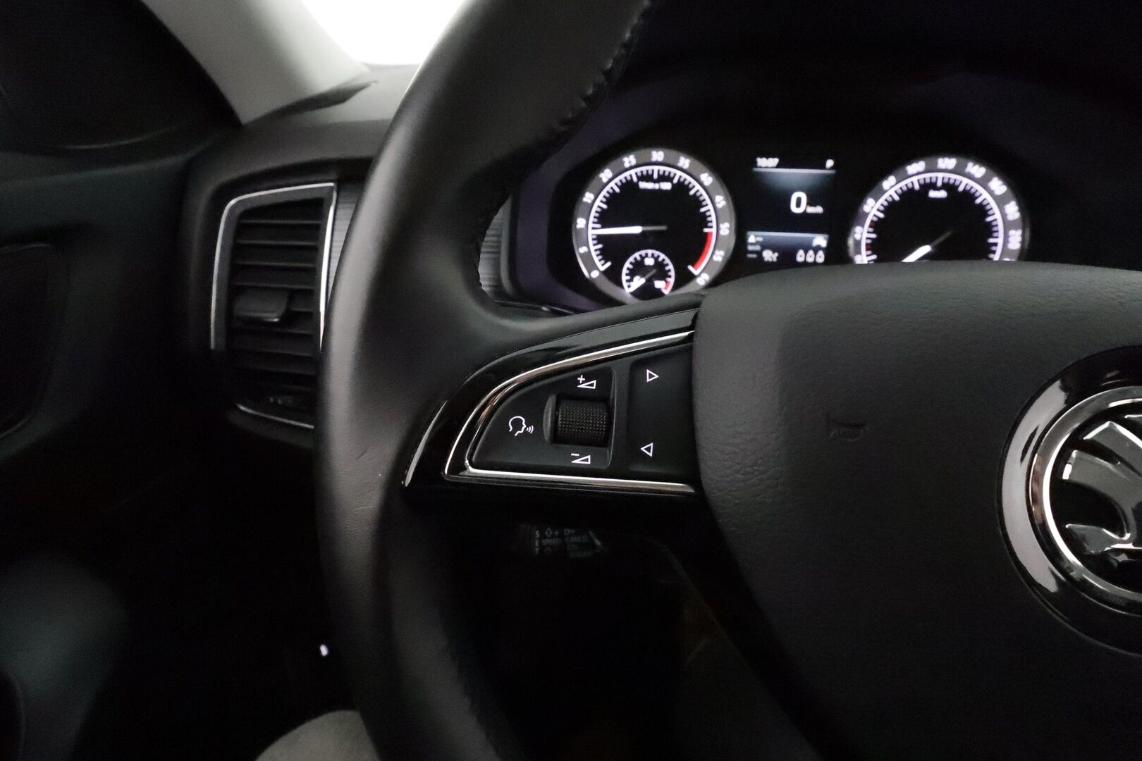 Skoda Kodiaq 2020 2,0 TDI 150 Ambition BusinessLine DSG Autom. **Adapt.vakkari / Webasto / LED / Navi / KeylessGo** - Suomi-auto / Kahdet renkaat aluvanteilla / Ratin lämmitin / Tuulilasin lämmitin / P.tutkat