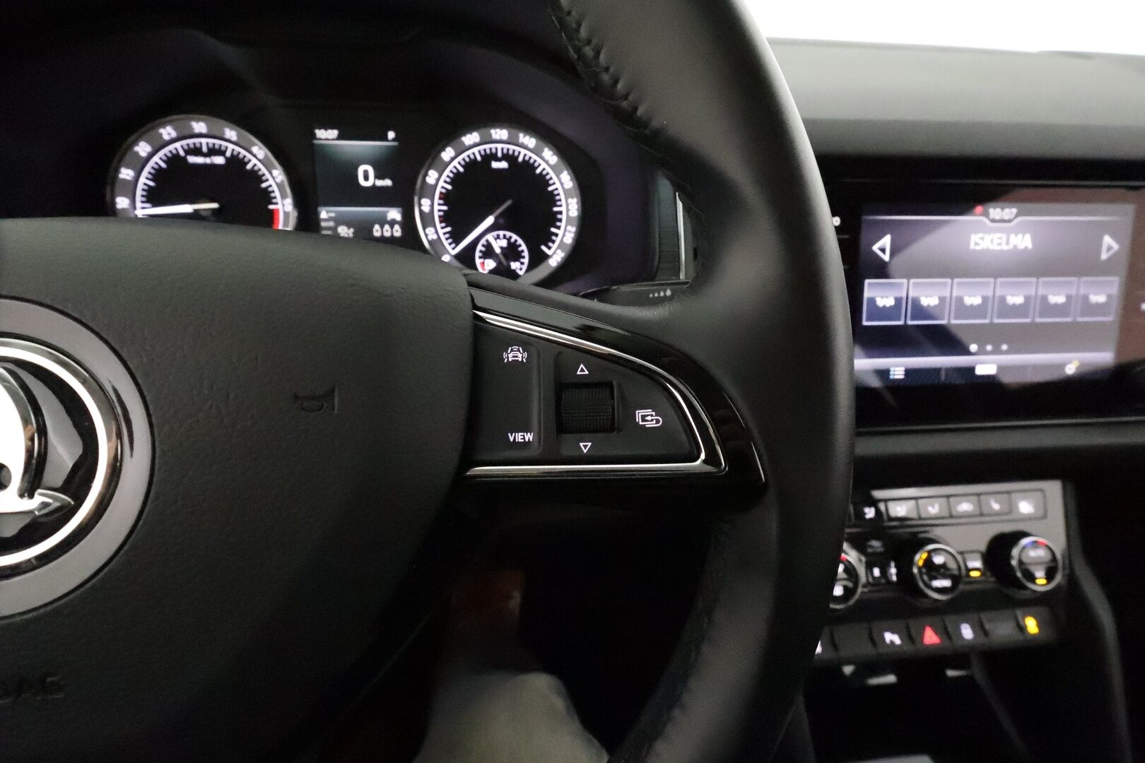 Skoda Kodiaq 2020 2,0 TDI 150 Ambition BusinessLine DSG Autom. **Adapt.vakkari / Webasto / LED / Navi / KeylessGo** - Suomi-auto / Kahdet renkaat aluvanteilla / Ratin lämmitin / Tuulilasin lämmitin / P.tutkat