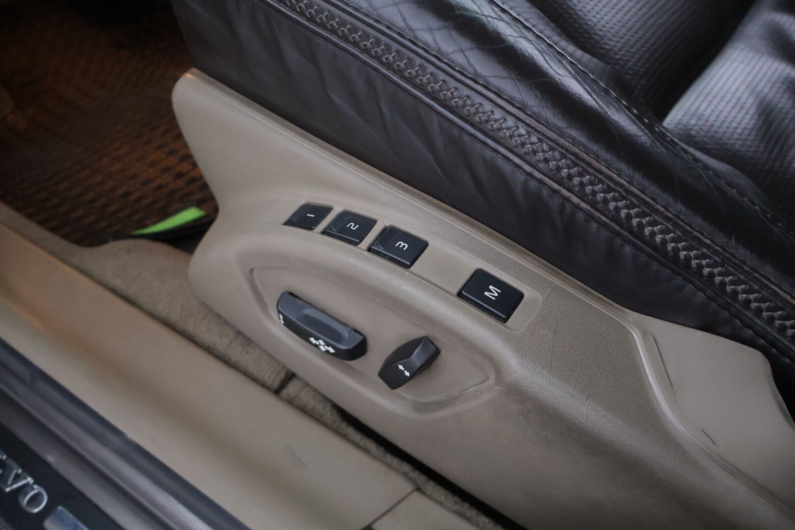 Volvo XC70 2009 XC70 D5 AWD - Harvinaiset Espresso Brown nahat | Tuuletetut muisti penkit | Webasto kauk. | Keyless | BLIS | P.tutkat E&T | ABL | High Performance Audio | - KORKO VAIN 3,99 %