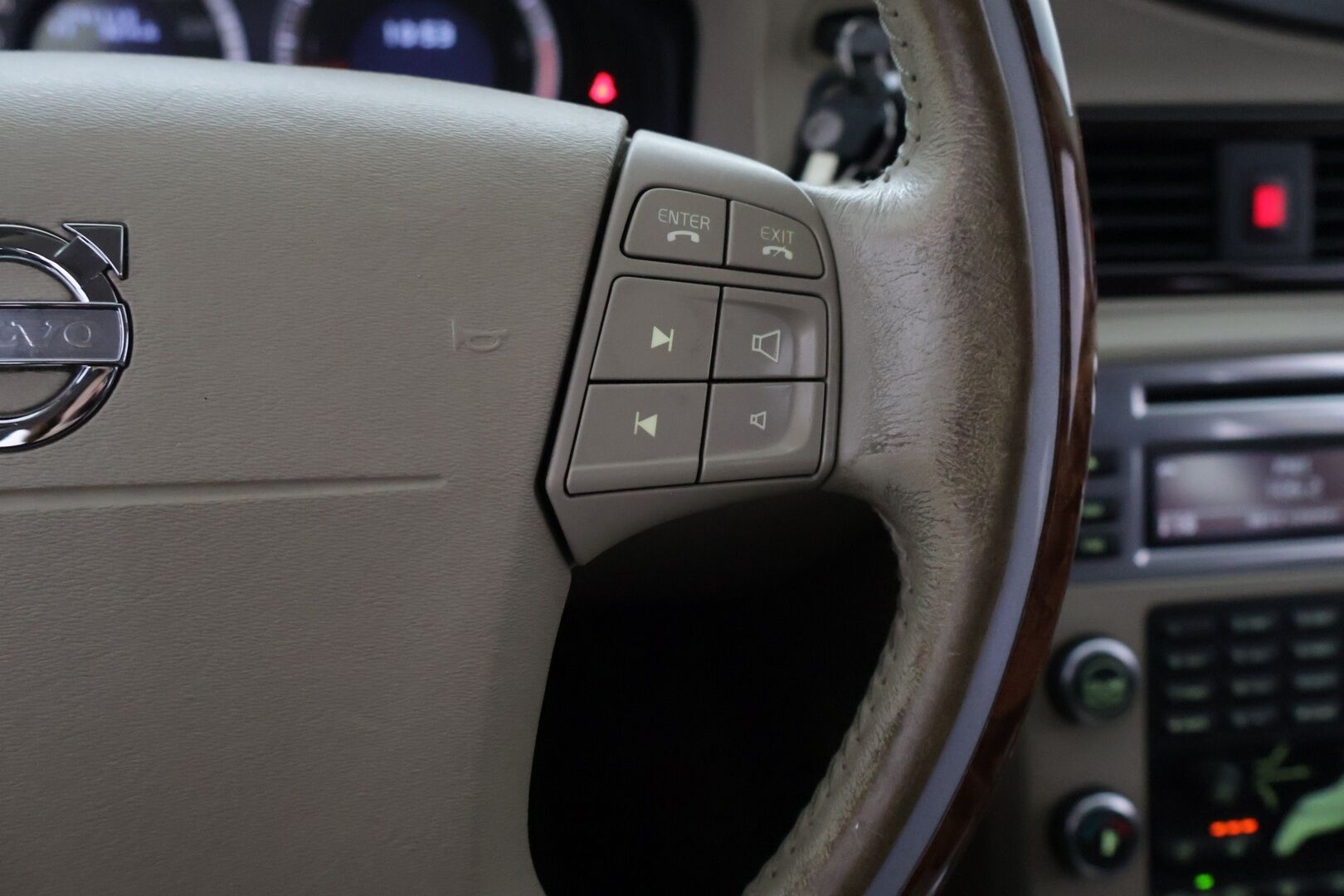 Volvo XC70 2009 XC70 D5 AWD - Harvinaiset Espresso Brown nahat | Tuuletetut muisti penkit | Webasto kauk. | Keyless | BLIS | P.tutkat E&T | ABL | High Performance Audio | - KORKO VAIN 3,99 %