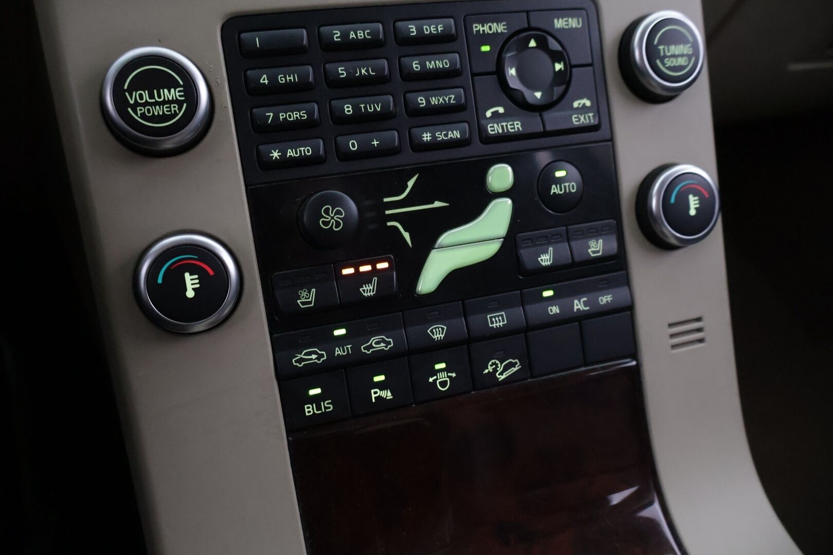 Volvo XC70 2009 XC70 D5 AWD - Harvinaiset Espresso Brown nahat | Tuuletetut muisti penkit | Webasto kauk. | Keyless | BLIS | P.tutkat E&T | ABL | High Performance Audio | - KORKO VAIN 3,99 %