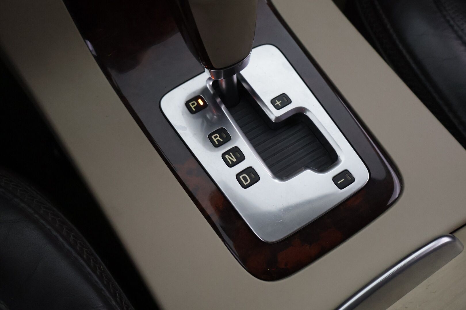 Volvo XC70 2009 XC70 D5 AWD - Harvinaiset Espresso Brown nahat | Tuuletetut muisti penkit | Webasto kauk. | Keyless | BLIS | P.tutkat E&T | ABL | High Performance Audio | - KORKO VAIN 3,99 %
