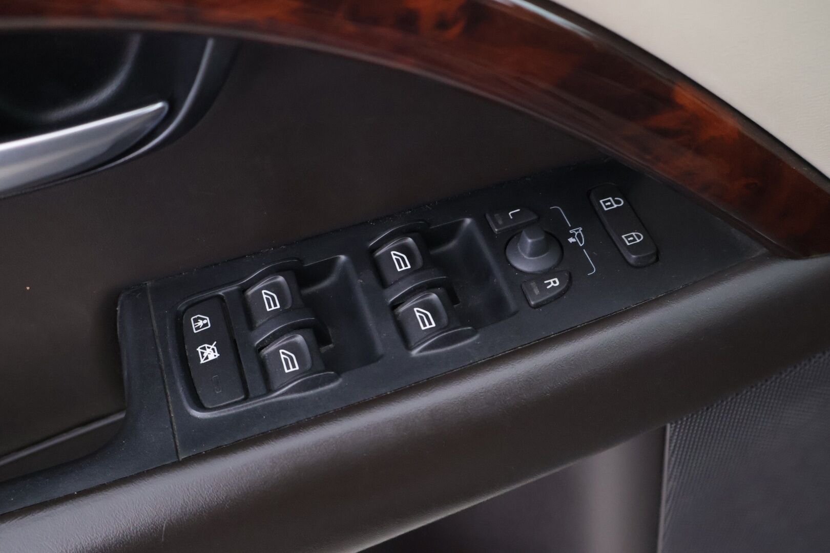 Volvo XC70 2009 XC70 D5 AWD - Harvinaiset Espresso Brown nahat | Tuuletetut muisti penkit | Webasto kauk. | Keyless | BLIS | P.tutkat E&T | ABL | High Performance Audio | - KORKO VAIN 3,99 %