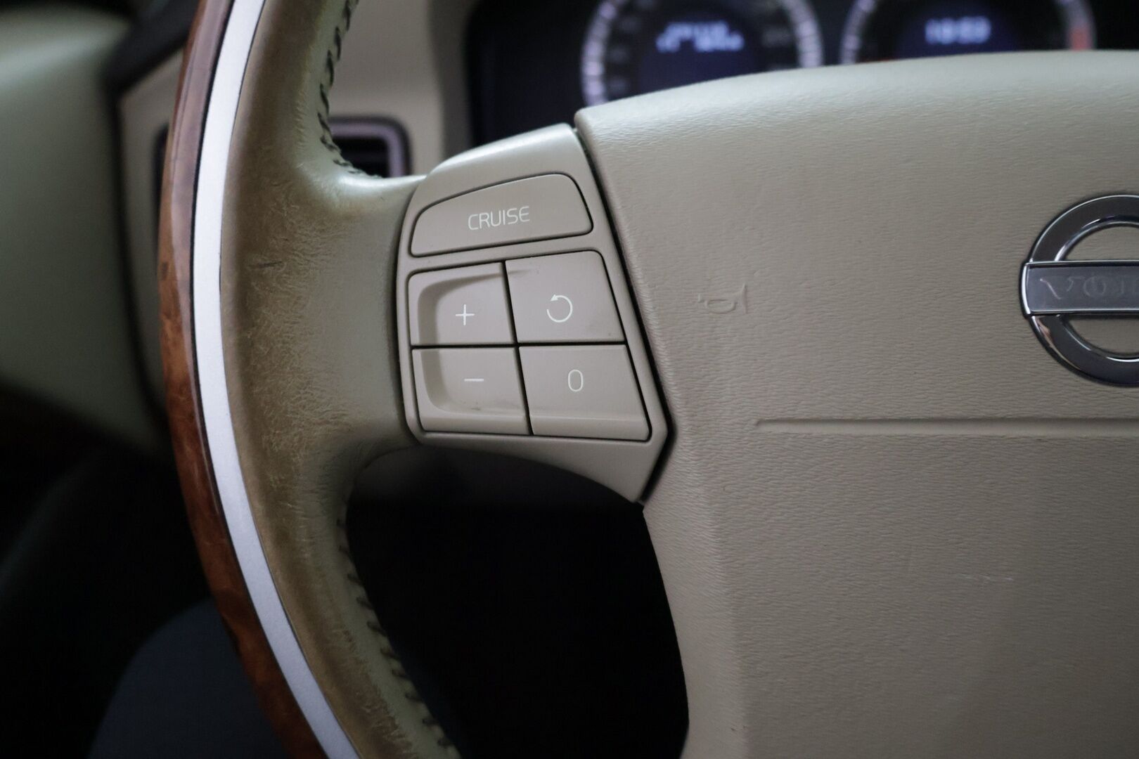 Volvo XC70 2009 XC70 D5 AWD - Harvinaiset Espresso Brown nahat | Tuuletetut muisti penkit | Webasto kauk. | Keyless | BLIS | P.tutkat E&T | ABL | High Performance Audio | - KORKO VAIN 3,99 %