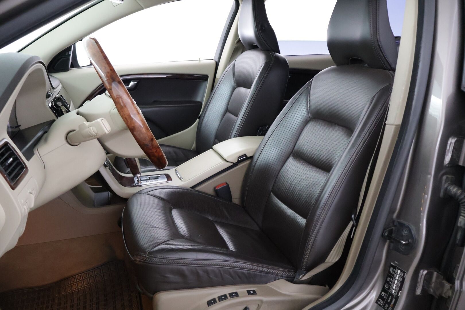 Volvo XC70 2009 XC70 D5 AWD - Harvinaiset Espresso Brown nahat | Tuuletetut muisti penkit | Webasto kauk. | Keyless | BLIS | P.tutkat E&T | ABL | High Performance Audio | - KORKO VAIN 3,99 %