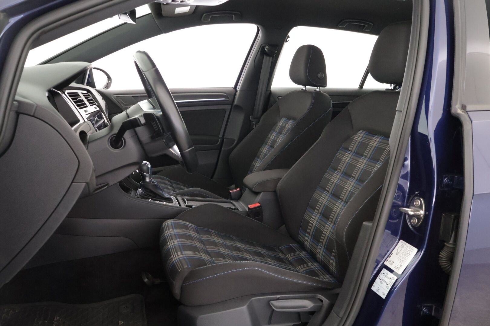 Volkswagen Golf 2018 GTE Plug-In Hybrid 150 kW (204 hv) DSG-automaatti *Adapt. vakkari / Webasto / BLIS / Parkkitutkat / CarPlay & Android Auto* - 2x renkaat alkuperäisillä vanteilla / Jakohihna juuri vaihdettu / Siistikuntoinen yksilö