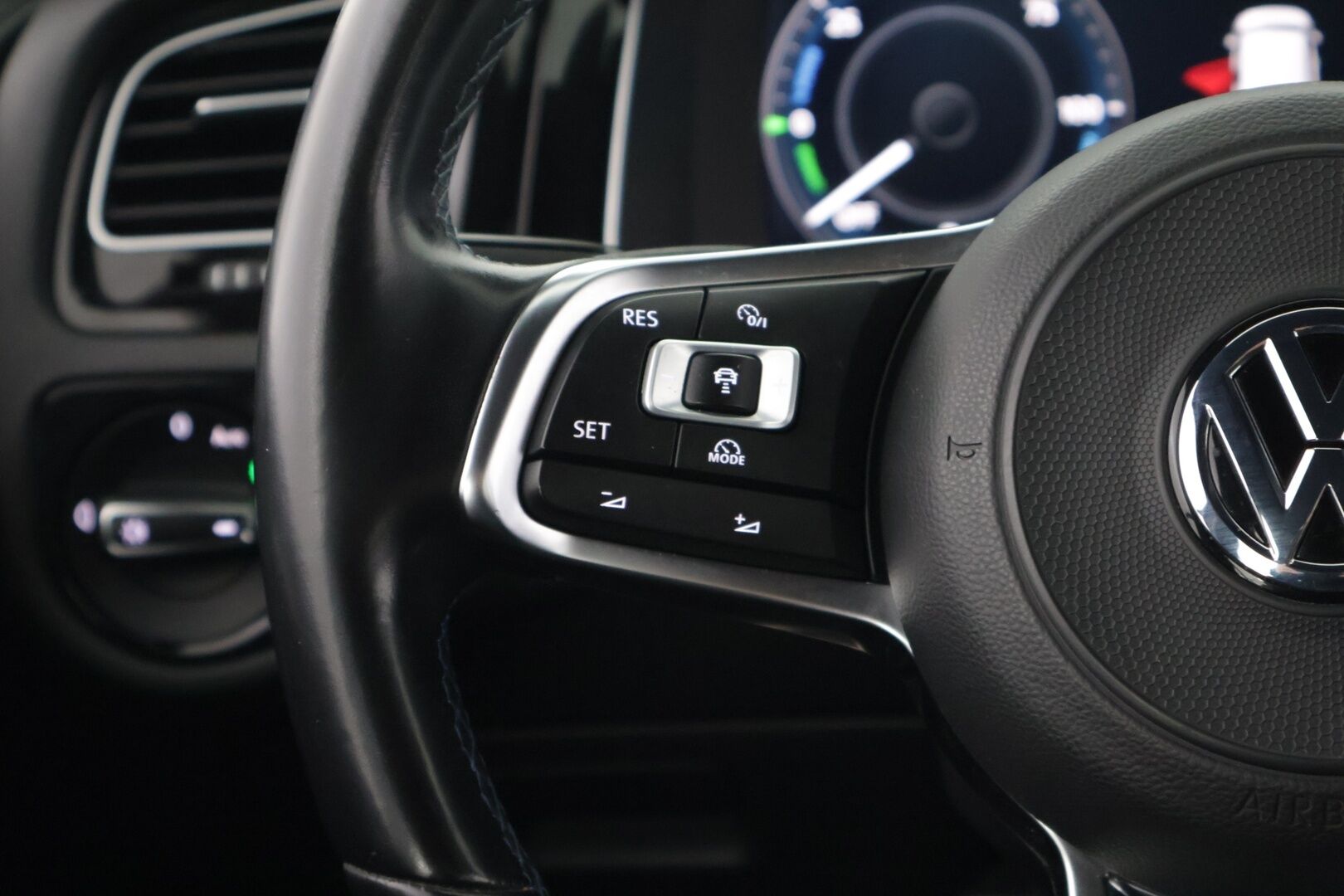 Volkswagen Golf 2018 GTE Plug-In Hybrid 150 kW (204 hv) DSG-automaatti *Adapt. vakkari / Webasto / BLIS / Parkkitutkat / CarPlay & Android Auto* - 2x renkaat alkuperäisillä vanteilla / Jakohihna juuri vaihdettu / Siistikuntoinen yksilö