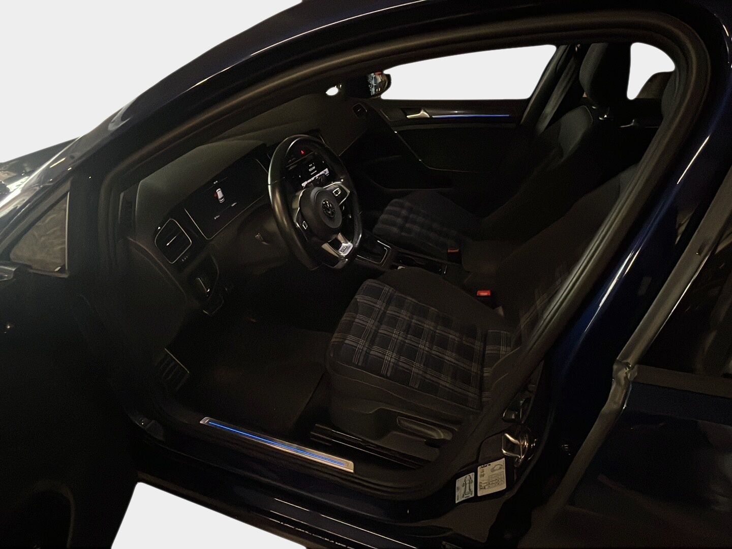 Volkswagen Golf 2018 GTE Plug-In Hybrid 150 kW (204 hv) DSG-automaatti *Adapt. vakkari / Webasto / BLIS / Parkkitutkat / CarPlay & Android Auto* - 2x renkaat alkuperäisillä vanteilla / Jakohihna juuri vaihdettu / Siistikuntoinen yksilö