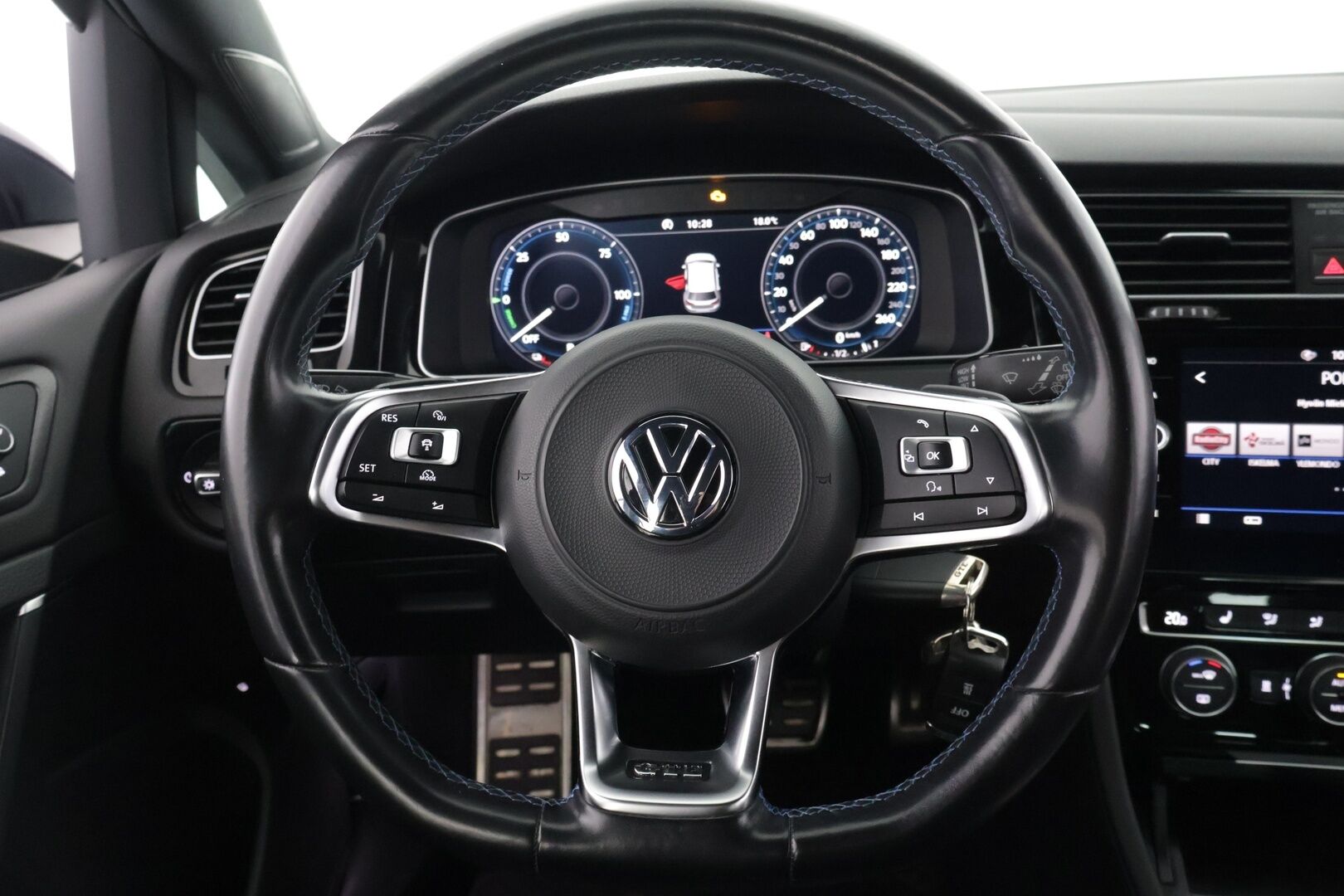 Volkswagen Golf 2018 GTE Plug-In Hybrid 150 kW (204 hv) DSG-automaatti *Adapt. vakkari / Webasto / BLIS / Parkkitutkat / CarPlay & Android Auto* - 2x renkaat alkuperäisillä vanteilla / Jakohihna juuri vaihdettu / Siistikuntoinen yksilö