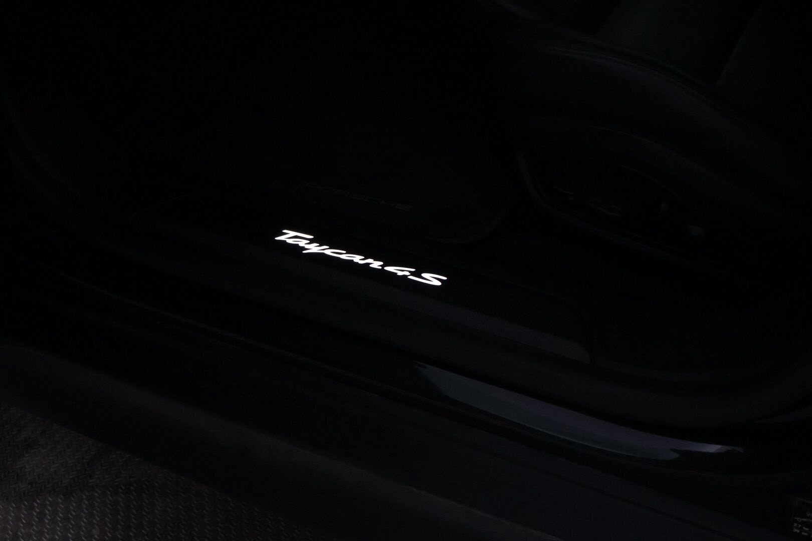 Porsche Taycan 2021 4S *ACC / Lämpöpumppu / Matkustajan näyttö / 14-suunt.ist. / Bose / Ilma-alusta / InnoDrive / Hiilikuitupaketti* - Hyvät Hankook kitkat / 2x Renkaat / Upea 1-omisteinen Suomi-auto!