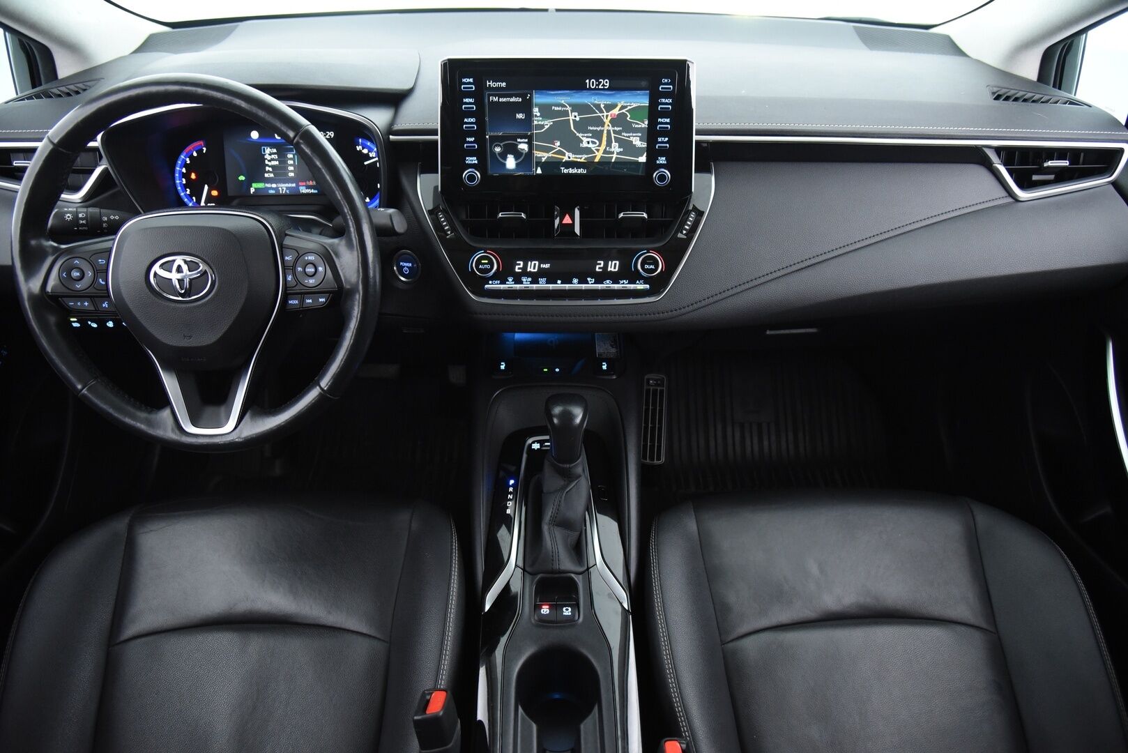 Toyota Corolla 2020 Sedan 1,8 Hybrid Style / Adapt. Vak. / Nahat / BLIS / Pysäköintiavustin / Navi / P. kamera / - Huippuvarusteltu yksilö! / Hyvät renkaat / 2-om. Suomi-auto! / Merkkihuollettu