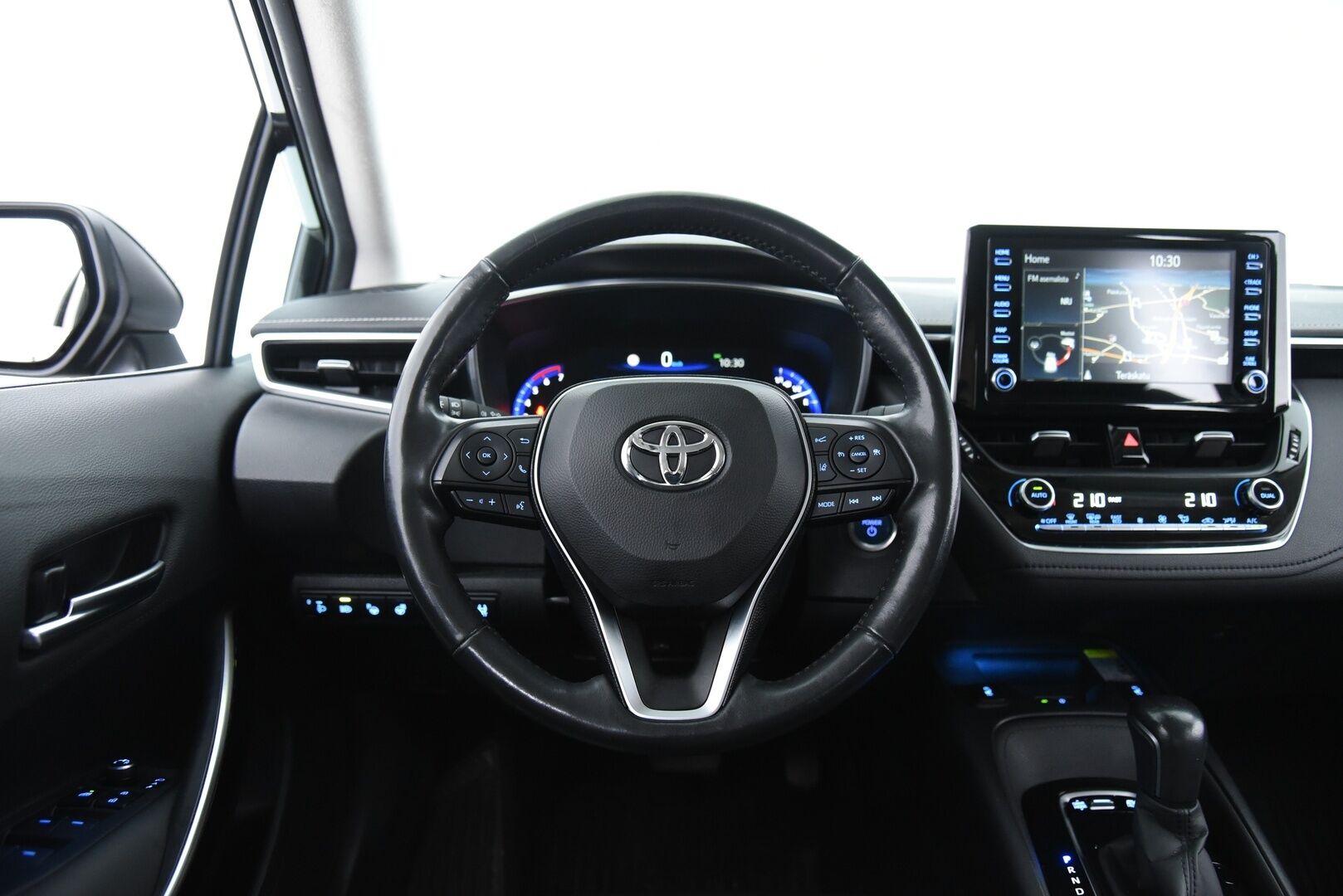 Toyota Corolla 2020 Sedan 1,8 Hybrid Style / Adapt. Vak. / Nahat / BLIS / Pysäköintiavustin / Navi / P. kamera / - Huippuvarusteltu yksilö! / Hyvät renkaat / 2-om. Suomi-auto! / Merkkihuollettu