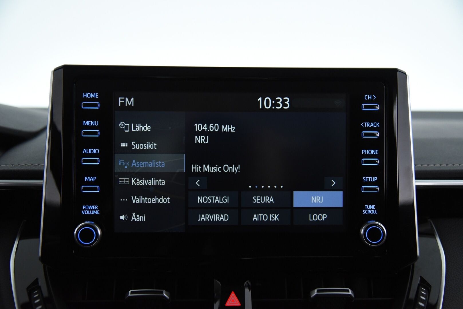 Toyota Corolla 2020 Sedan 1,8 Hybrid Style / Adapt. Vak. / Nahat / BLIS / Pysäköintiavustin / Navi / P. kamera / - Huippuvarusteltu yksilö! / Hyvät renkaat / 2-om. Suomi-auto! / Merkkihuollettu