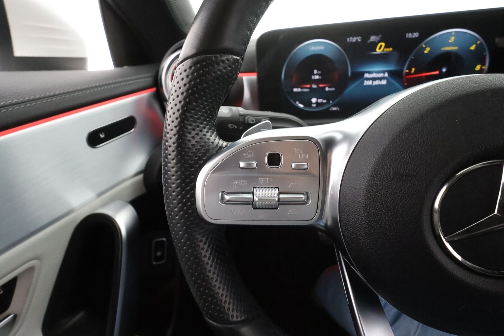 Mercedes-Benz CLA 2022 200 d 4MATIC A Shooting Brake Business AMG * Distronic / Webasto / Widescreen / Nahat / P.Kamera / Koukku / LED / Keyless * - 1-om Suomi-auto / Kahdet renkaat aluvanteilla