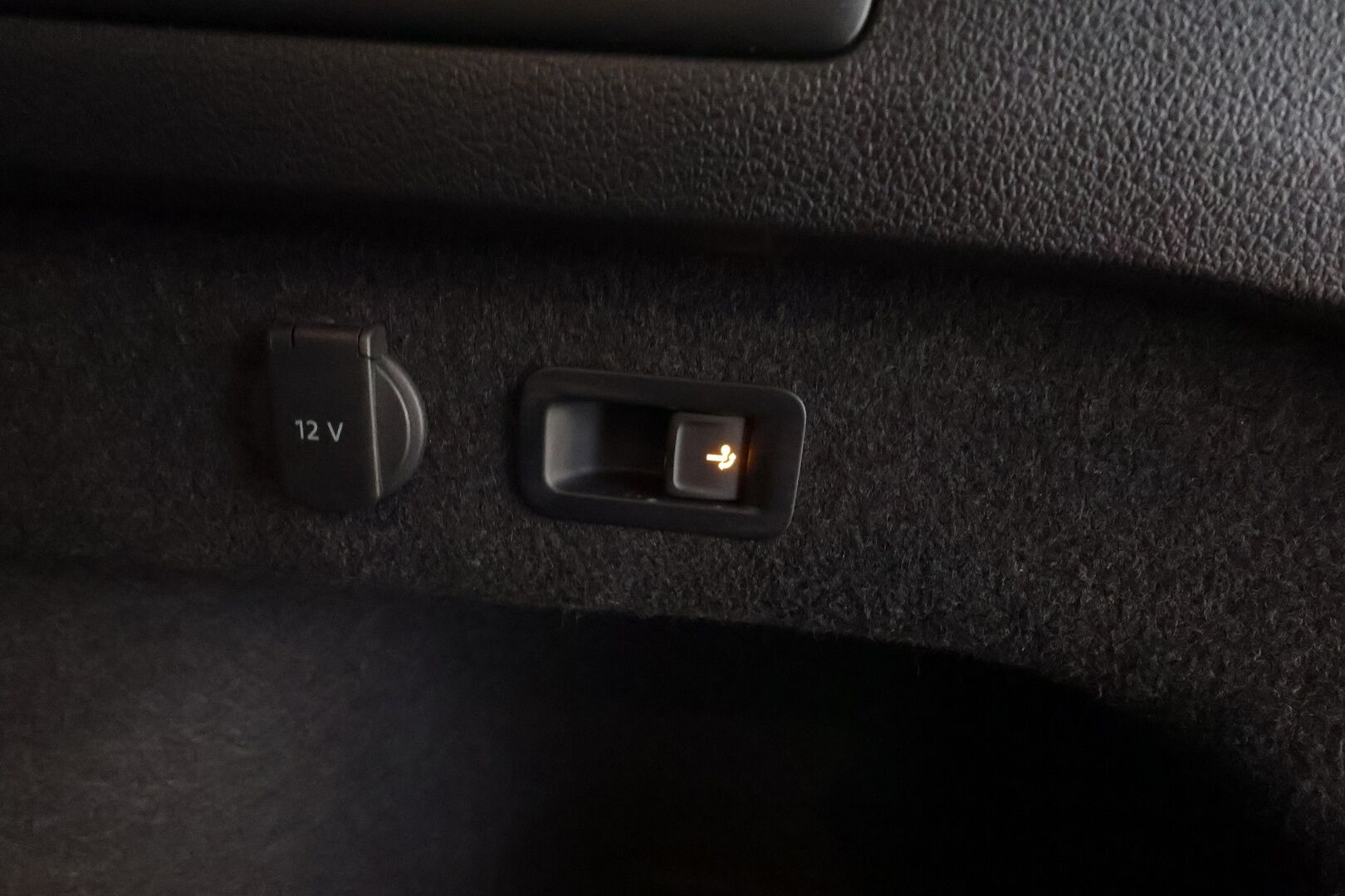 Volkswagen Passat 2022 Variant R-Line 2,0 TDI EVO SCR 110 kW DSG * ACC / Webasto / Koukku / IQ-Light / P.Kamera / Hierova Muistipenkki * - 1.Om suomi-auto / Kahdet Renkaat / Huippu varusteet - HULLUT AVAJAISHULINAT KORKOTARJOUS 3,29 %