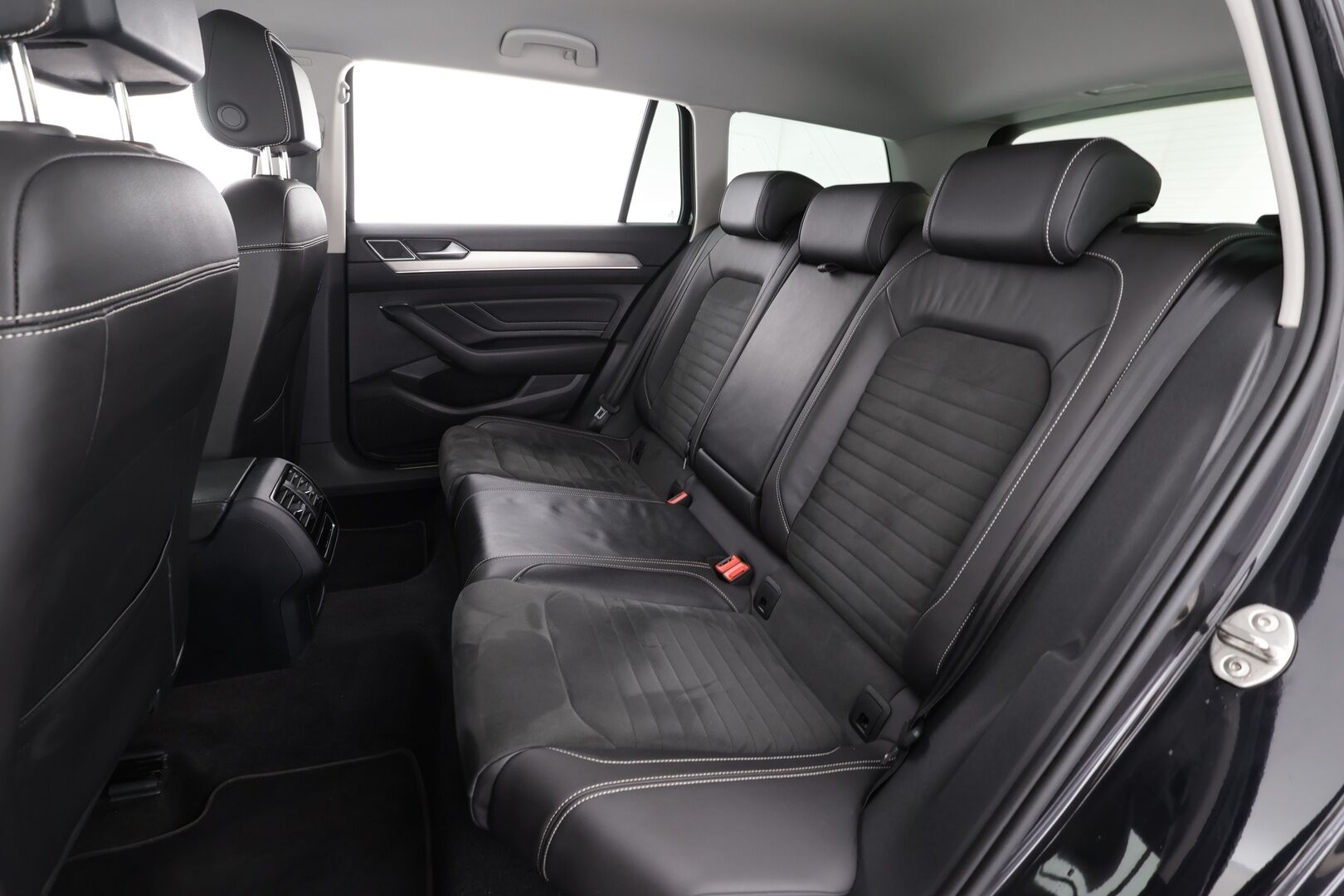 Volkswagen Passat 2022 Variant R-Line Business 2,0 TDI EVO SCR 110 kW DSG * Webasto / Koukku / ACC / Matrix-LED / P.Kamera / Navi / Keyless * - 1-om suomi-auto / Kahdet renkaat - HULLUT BLACKWEEK JATKOT - KORKOTARJOUS 2,49%