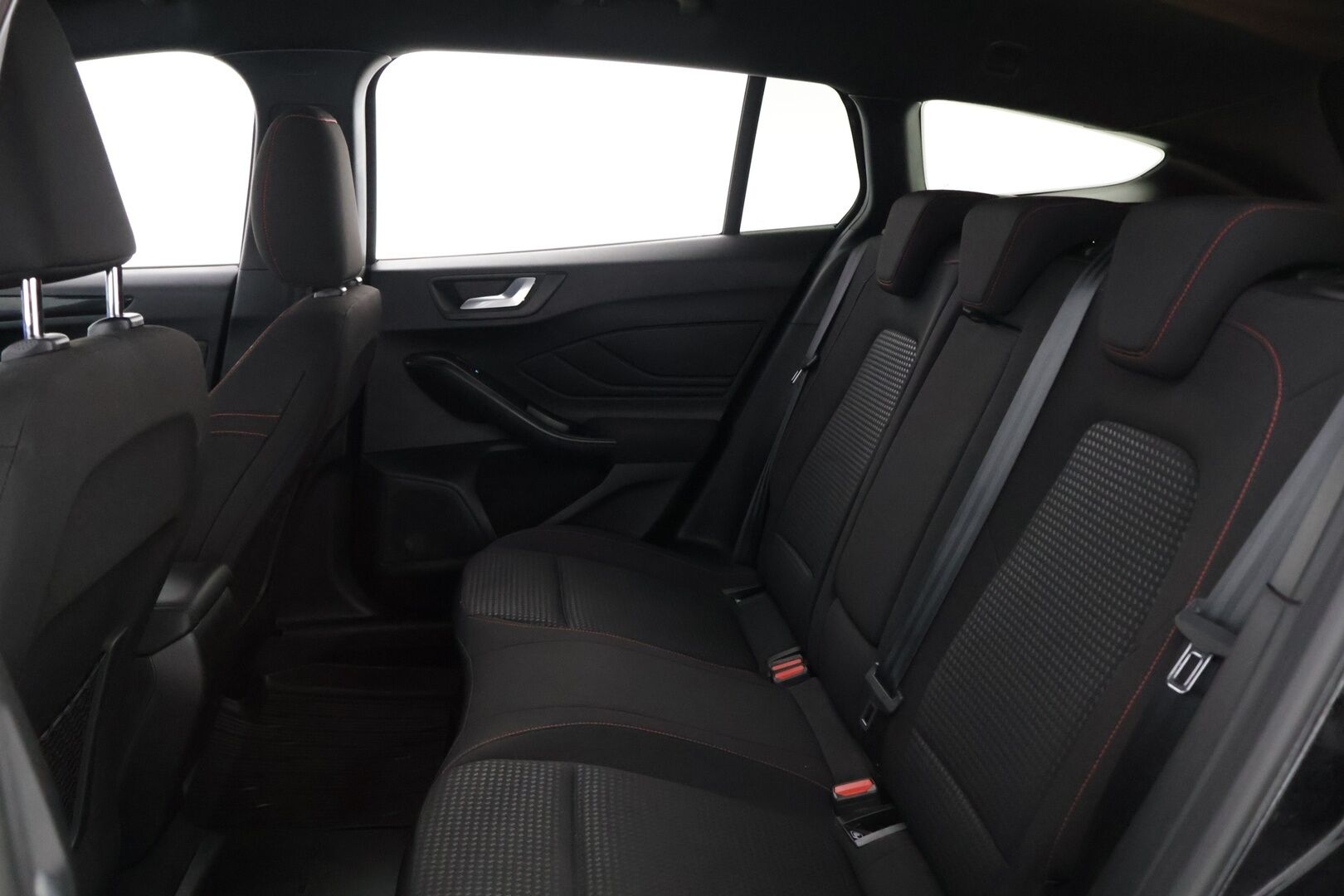 Ford Focus 2022 1,0 EcoBoost 125hv A8 ST-Line Wagon *Suomi-auto / Webasto / Navi / Digimittaristo / P.Kamera / Koukku* - Kahdet renkaat ja vanteet!