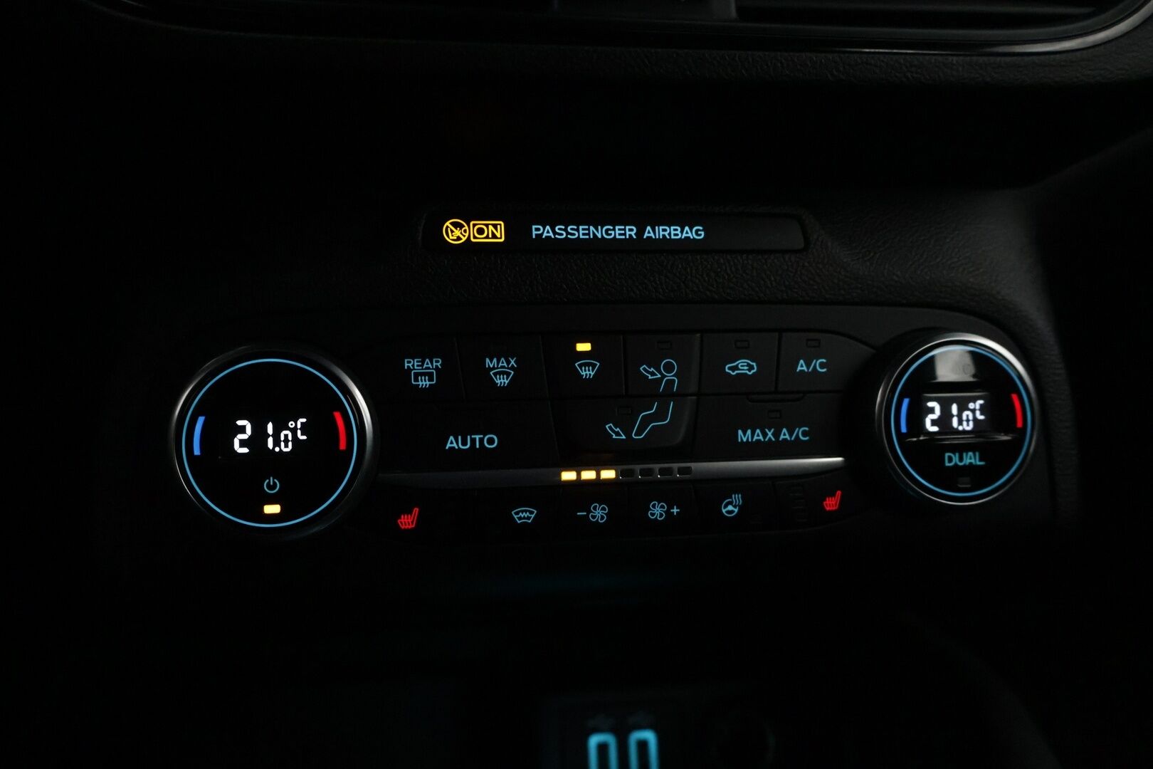 Ford Focus 2022 1,0 EcoBoost 125hv A8 ST-Line Wagon *Suomi-auto / Webasto / Navi / Digimittaristo / P.Kamera / Koukku* - Kahdet renkaat ja vanteet!