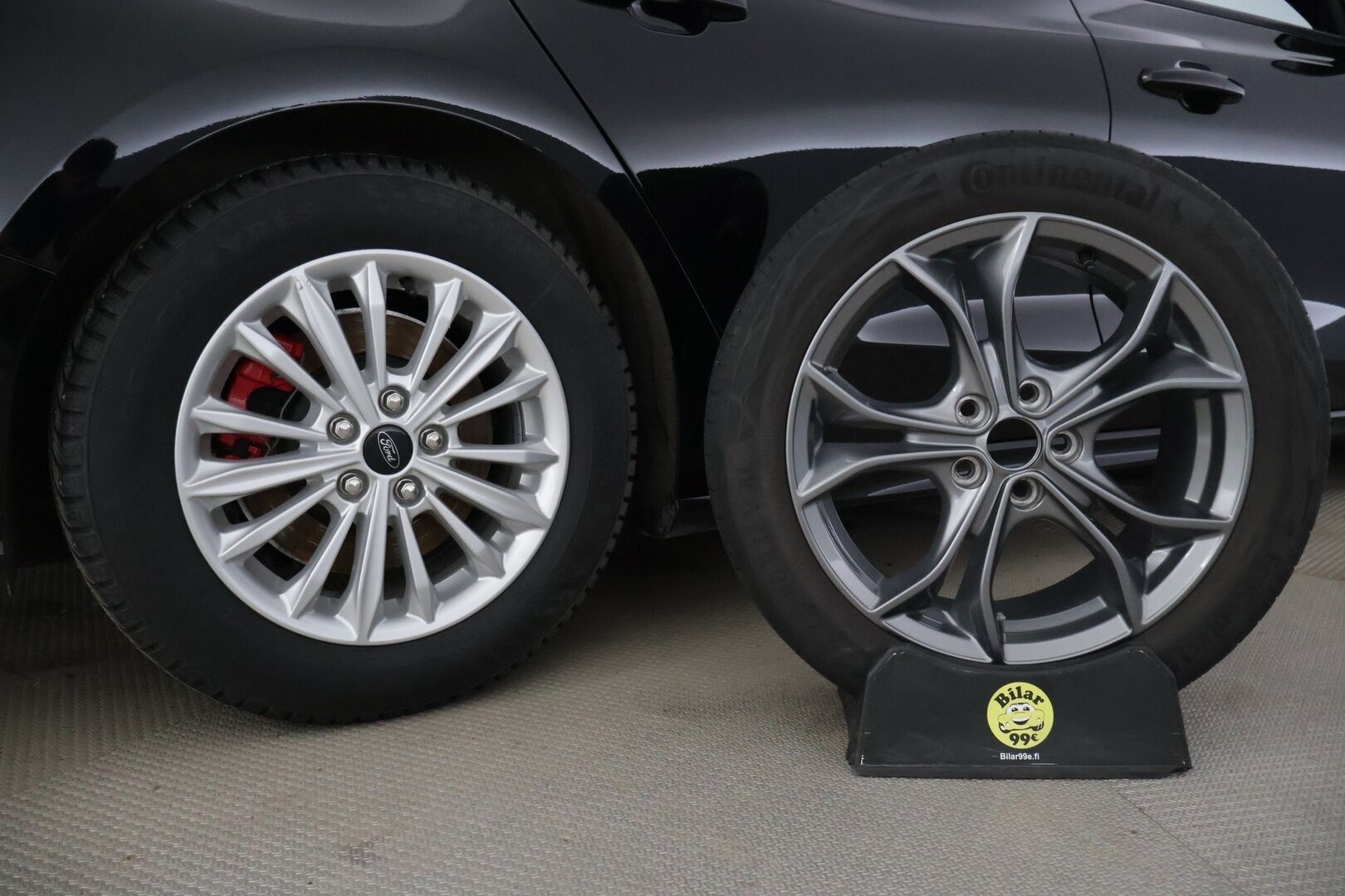 Ford Focus 2022 1,0 EcoBoost 125hv A8 ST-Line Wagon *Suomi-auto / Webasto / Navi / Digimittaristo / P.Kamera / Koukku* - Kahdet renkaat ja vanteet!