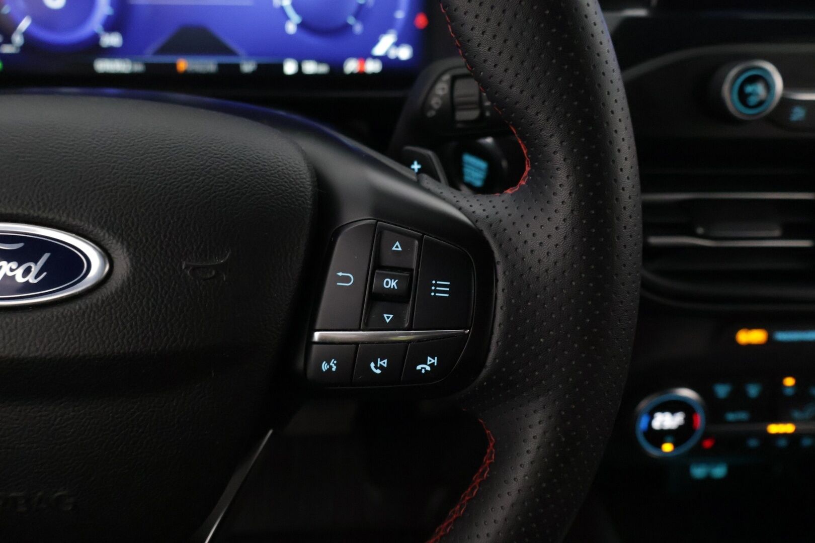 Ford Focus 2022 1,0 EcoBoost 125hv A8 ST-Line Wagon *Suomi-auto / Webasto / Navi / Digimittaristo / P.Kamera / Koukku* - Kahdet renkaat ja vanteet!