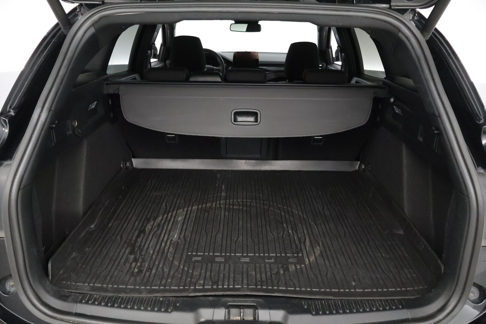 Ford Focus 2022 1,0 EcoBoost 125hv A8 ST-Line Wagon *Suomi-auto / Webasto / Navi / Digimittaristo / P.Kamera / Koukku* - Kahdet renkaat ja vanteet!