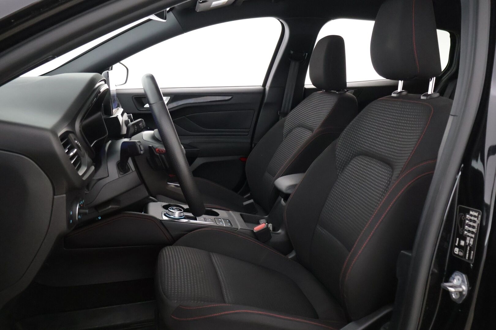 Ford Focus 2022 1,0 EcoBoost 125hv A8 ST-Line Wagon *Suomi-auto / Webasto / Navi / Digimittaristo / P.Kamera / Koukku* - Kahdet renkaat ja vanteet!