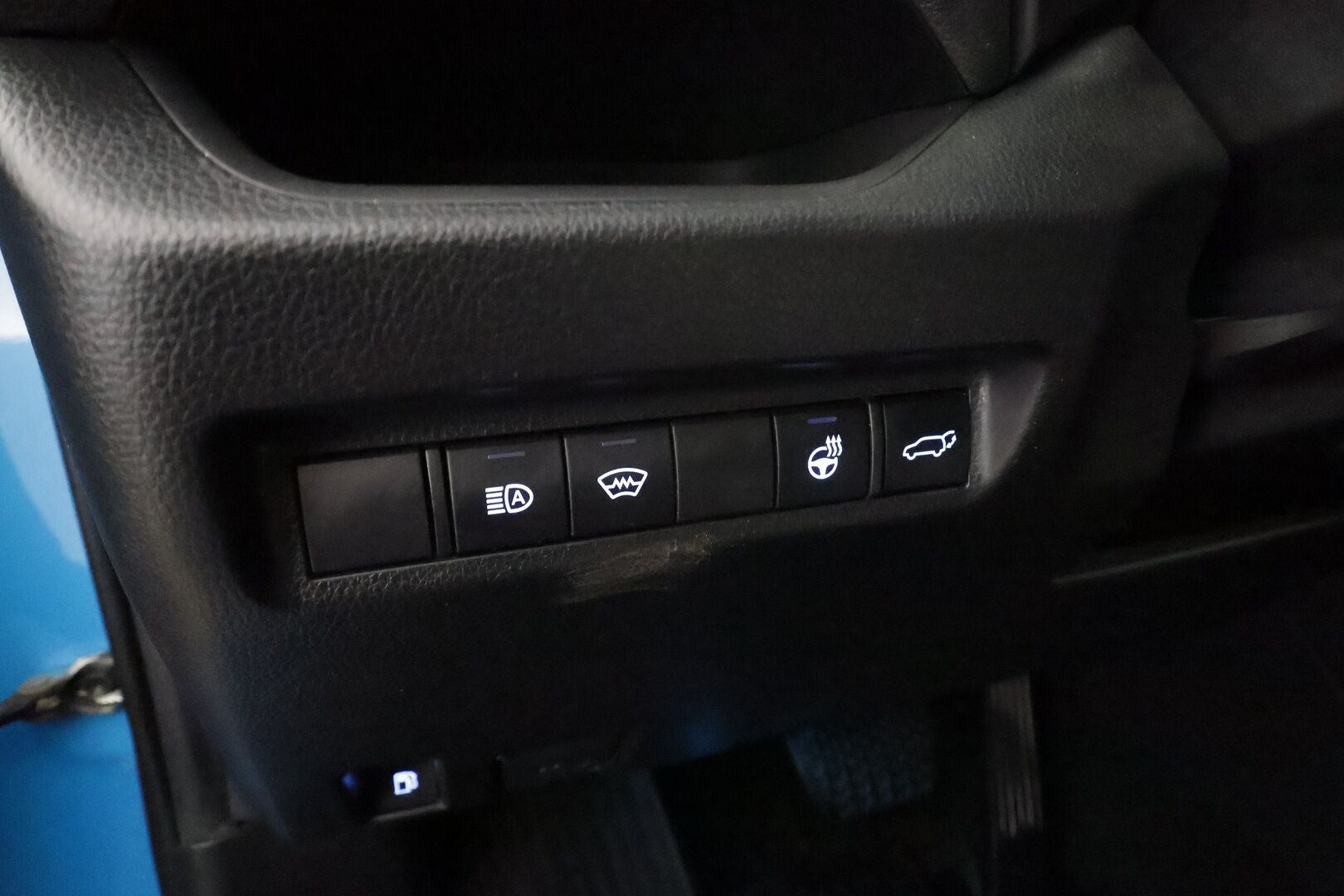 Toyota RAV4 2022 2,5 Hybrid AWD-i Business * Koukku / ACC / LED / P.kamera / Sisätilanlämmitin / Navi / Kaistavahti * - 1.om Suomi-auto / Harvinainen Blue Flame väri / Kahdet renkaat aluvanteilla / Merkkihuollot