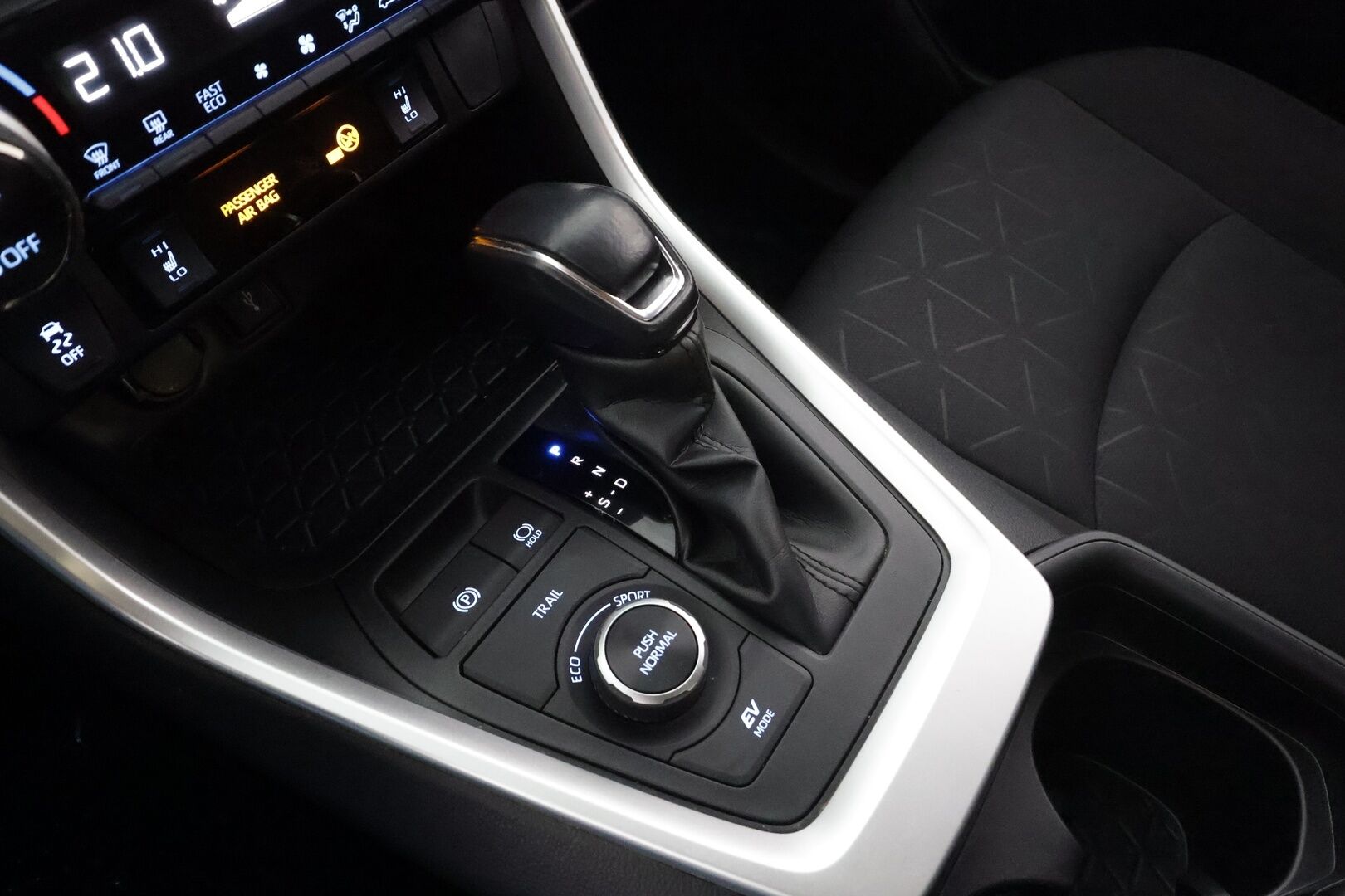 Toyota RAV4 2022 2,5 Hybrid AWD-i Business * Koukku / ACC / LED / P.kamera / Sisätilanlämmitin / Navi / Kaistavahti * - 1.om Suomi-auto / Harvinainen Blue Flame väri / Kahdet renkaat aluvanteilla / Merkkihuollot