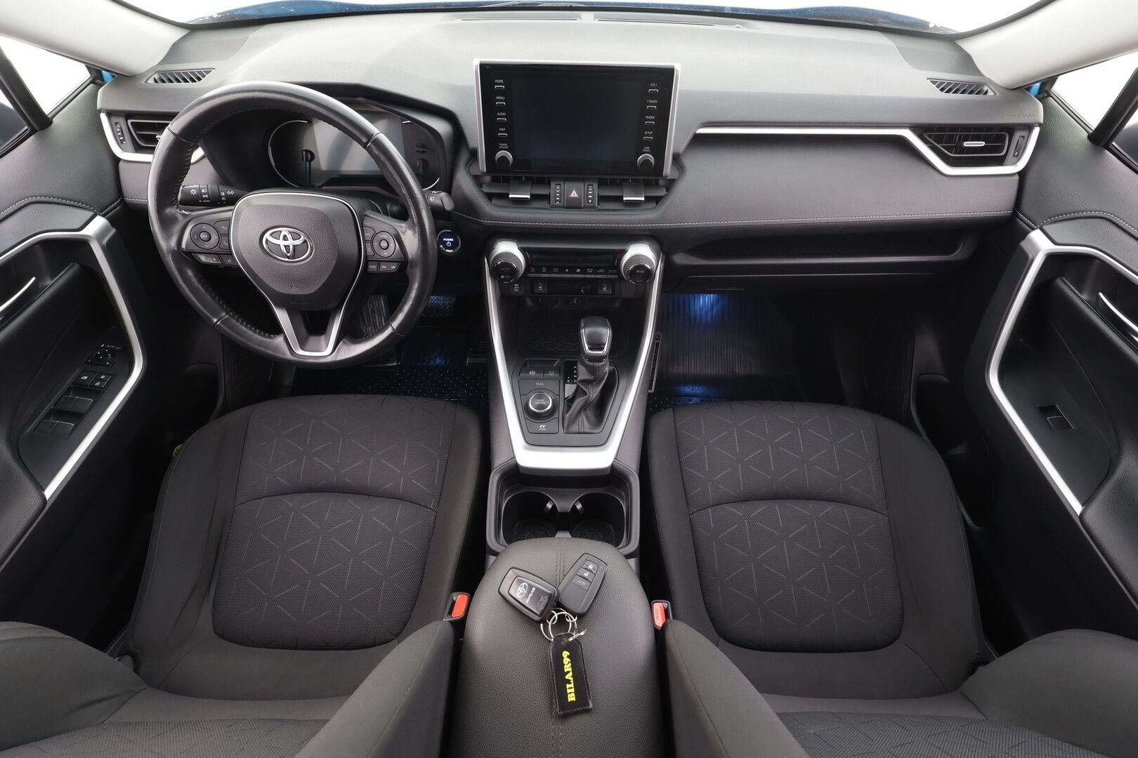 Toyota RAV4 2022 2,5 Hybrid AWD-i Business * Koukku / ACC / LED / P.kamera / Sisätilanlämmitin / Navi / Kaistavahti * - 1.om Suomi-auto / Harvinainen Blue Flame väri / Kahdet renkaat aluvanteilla / Merkkihuollot