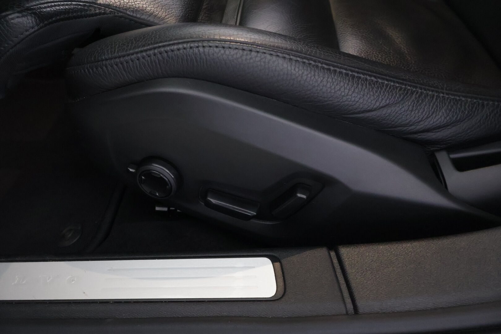 Volvo S60 2022 B5 MHEV Business Inscription Edition aut - 2.Om Suomi-auto | Merkkihuollettu | ACC | Webasto | P.kamera | Navi | Muistipenkki | Carplay | Koukku | 2x renkaat