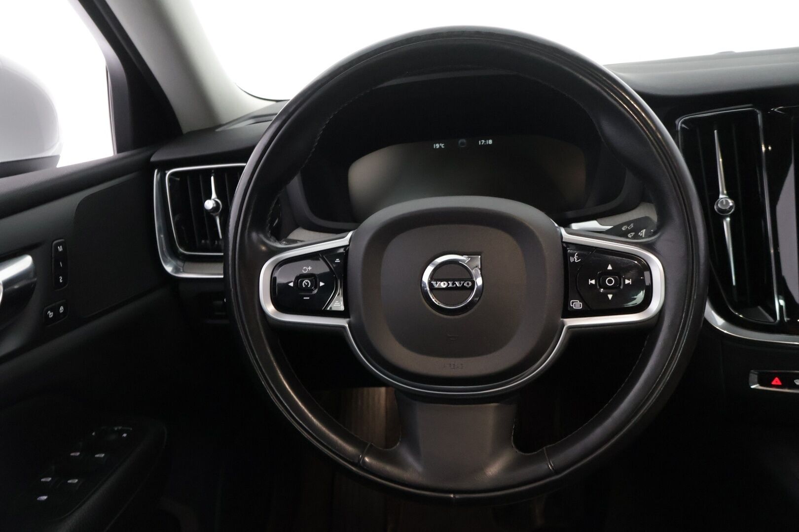 Volvo S60 2022 B5 MHEV Business Inscription Edition aut - 2.Om Suomi-auto | Merkkihuollettu | ACC | Webasto | P.kamera | Navi | Muistipenkki | Carplay | Koukku | 2x renkaat