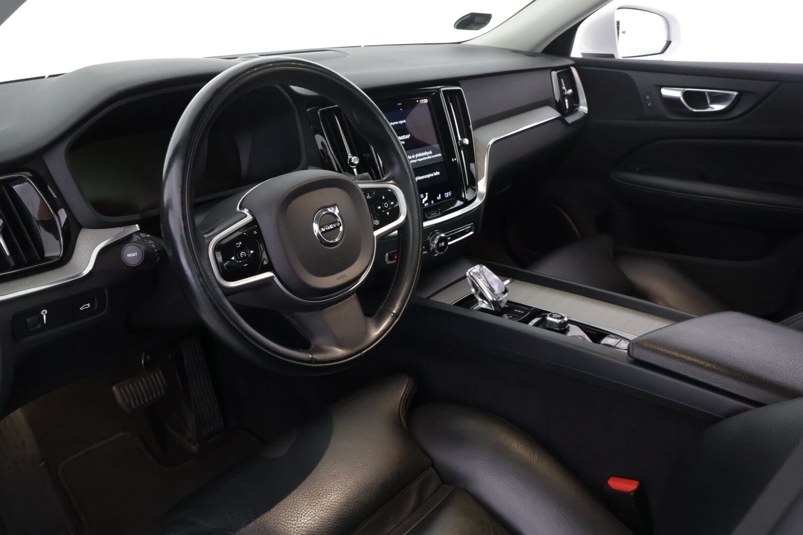 Volvo S60 2022 B5 MHEV Business Inscription Edition aut - 2.Om Suomi-auto | Merkkihuollettu | ACC | Webasto | P.kamera | Navi | Muistipenkki | Carplay | Koukku | 2x renkaat