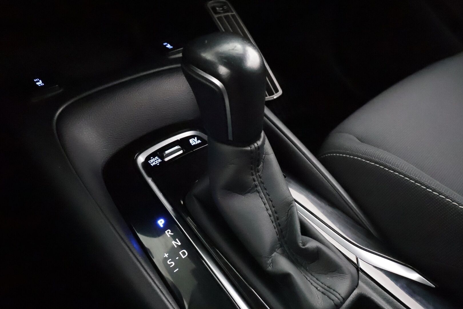 Toyota Corolla 2020 Touring Sports 2,0 Hybrid Active * ACC / P.kamera / LED / Navi / Lohkolämmitin / Koukku / KeylessGo * - Suomi-auto / Kahdet renkaat aluvanteilla / Merkkihuollettu - HULLU BLACKWEEK KORKOTARJOUS 2,49%