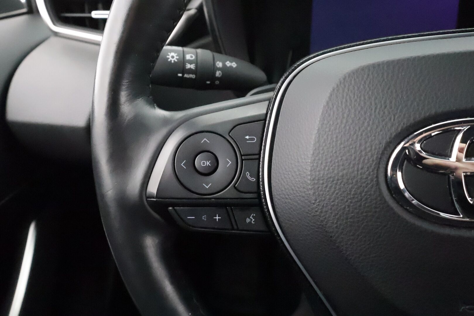 Toyota Corolla 2020 Touring Sports 2,0 Hybrid Active * ACC / P.kamera / LED / Navi / Lohkolämmitin / Koukku / KeylessGo * - Suomi-auto / Kahdet renkaat aluvanteilla / Merkkihuollettu - HULLU BLACKWEEK KORKOTARJOUS 2,49%